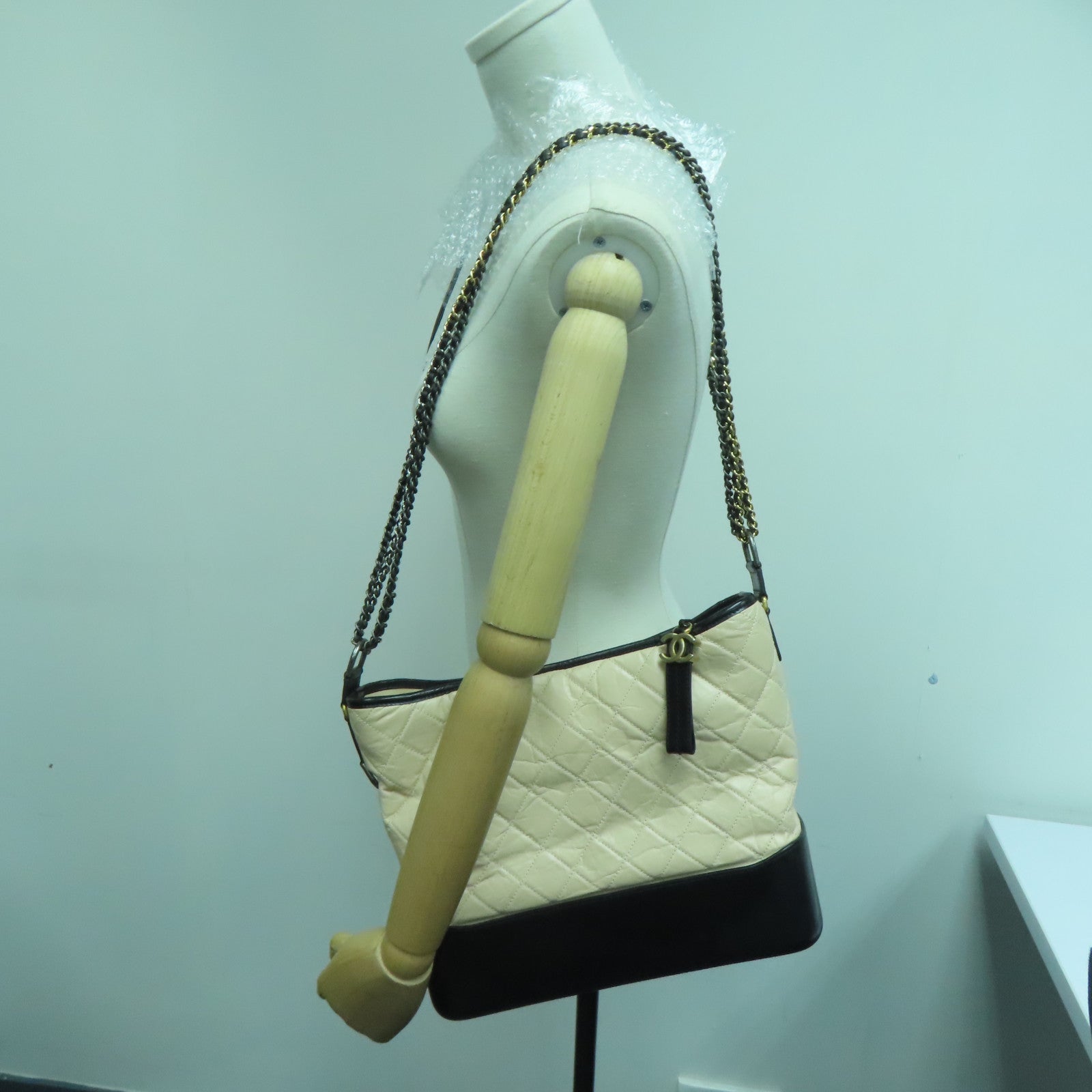 CHANEL 【激減優惠】牛皮皮革Cabrielle Shoulder Bag銀扣肩背袋米色黑色
