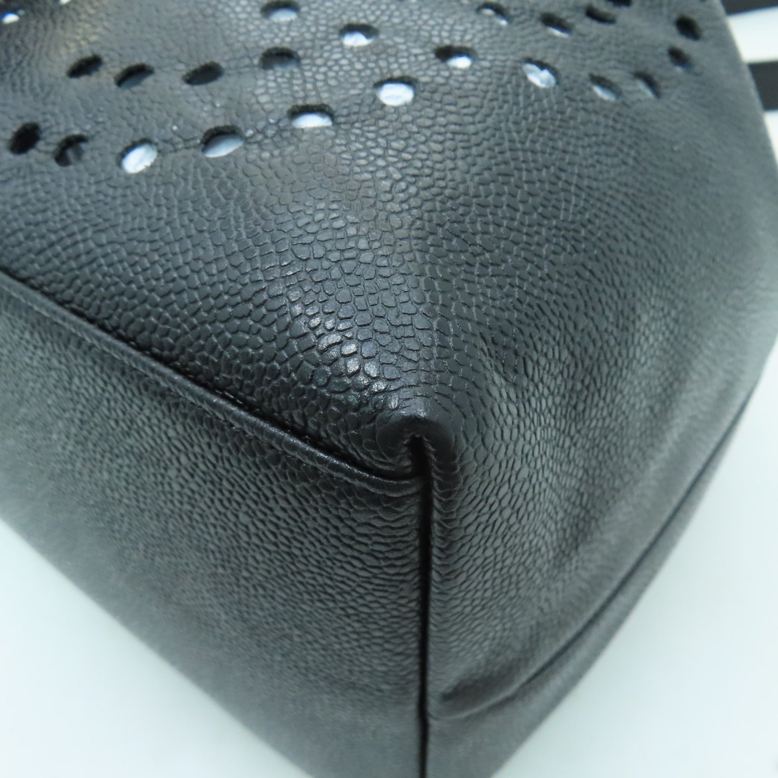 CHANEL Caviar皮革Vintage Bag金扣鏈帶肩背袋黑色