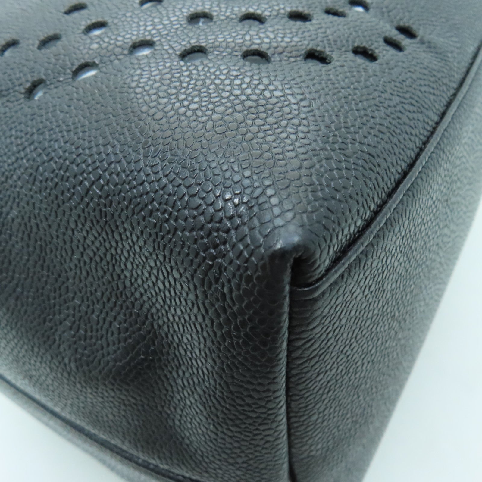 CHANEL Caviar皮革Vintage Bag金扣鏈帶肩背袋黑色
