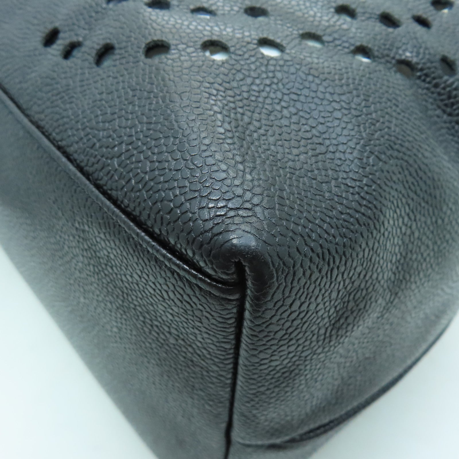 CHANEL Caviar皮革Vintage Bag金扣鏈帶肩背袋黑色