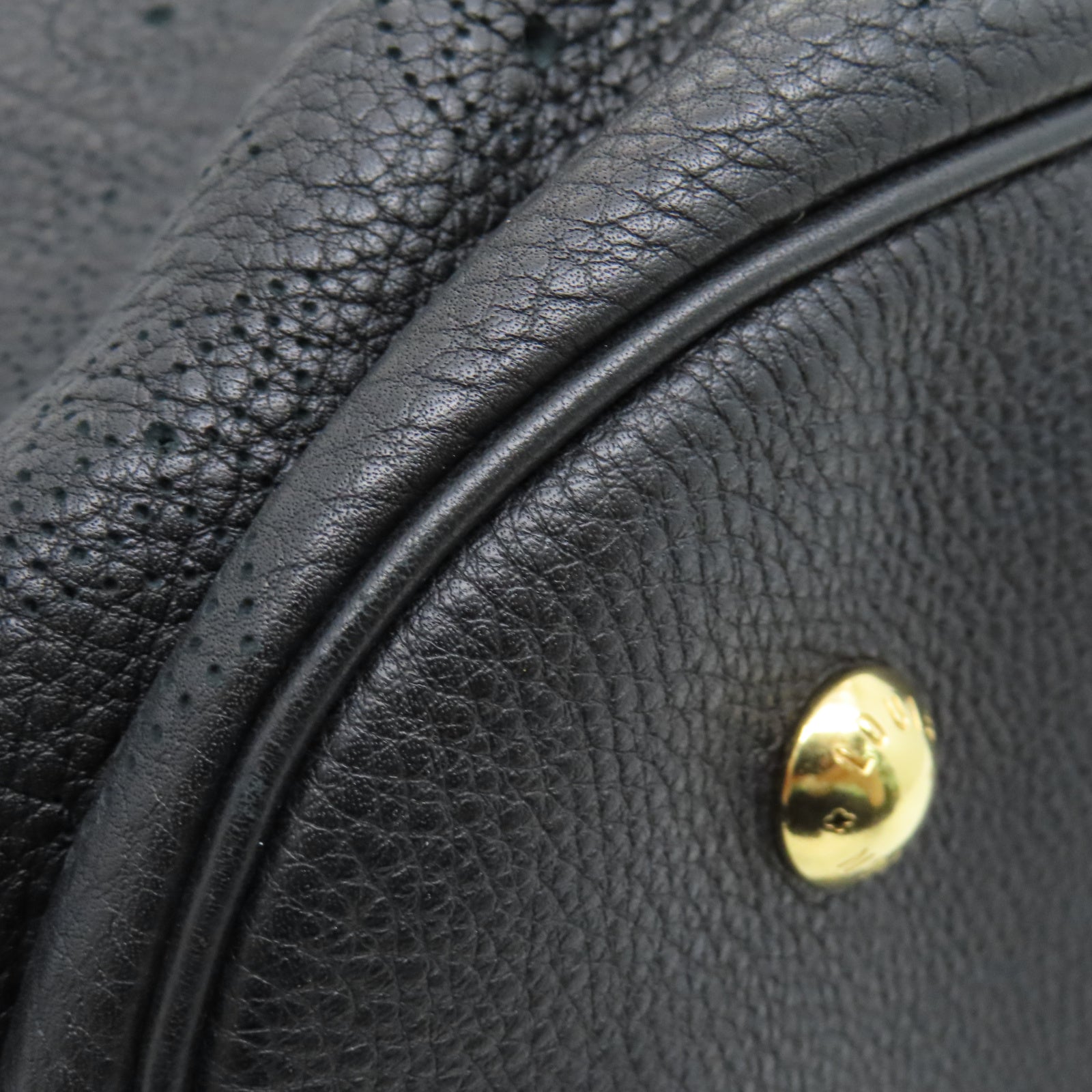 LOUIS VUITTON Mahina皮革XL金扣手挽袋黑色