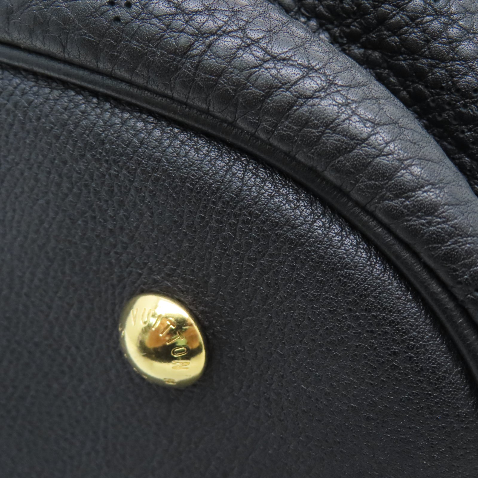 LOUIS VUITTON Mahina皮革XL金扣手挽袋黑色
