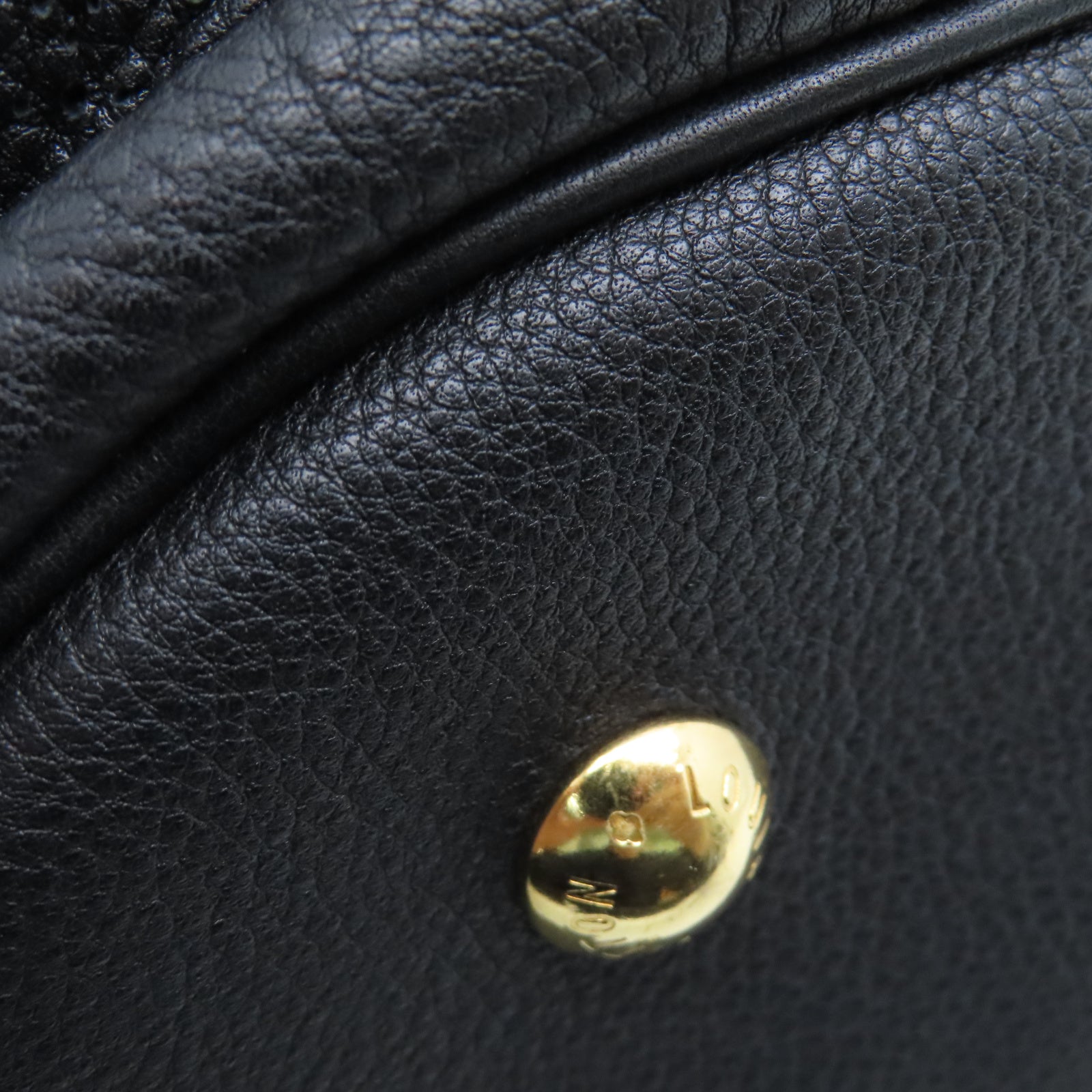 LOUIS VUITTON Mahina皮革XL金扣手挽袋黑色