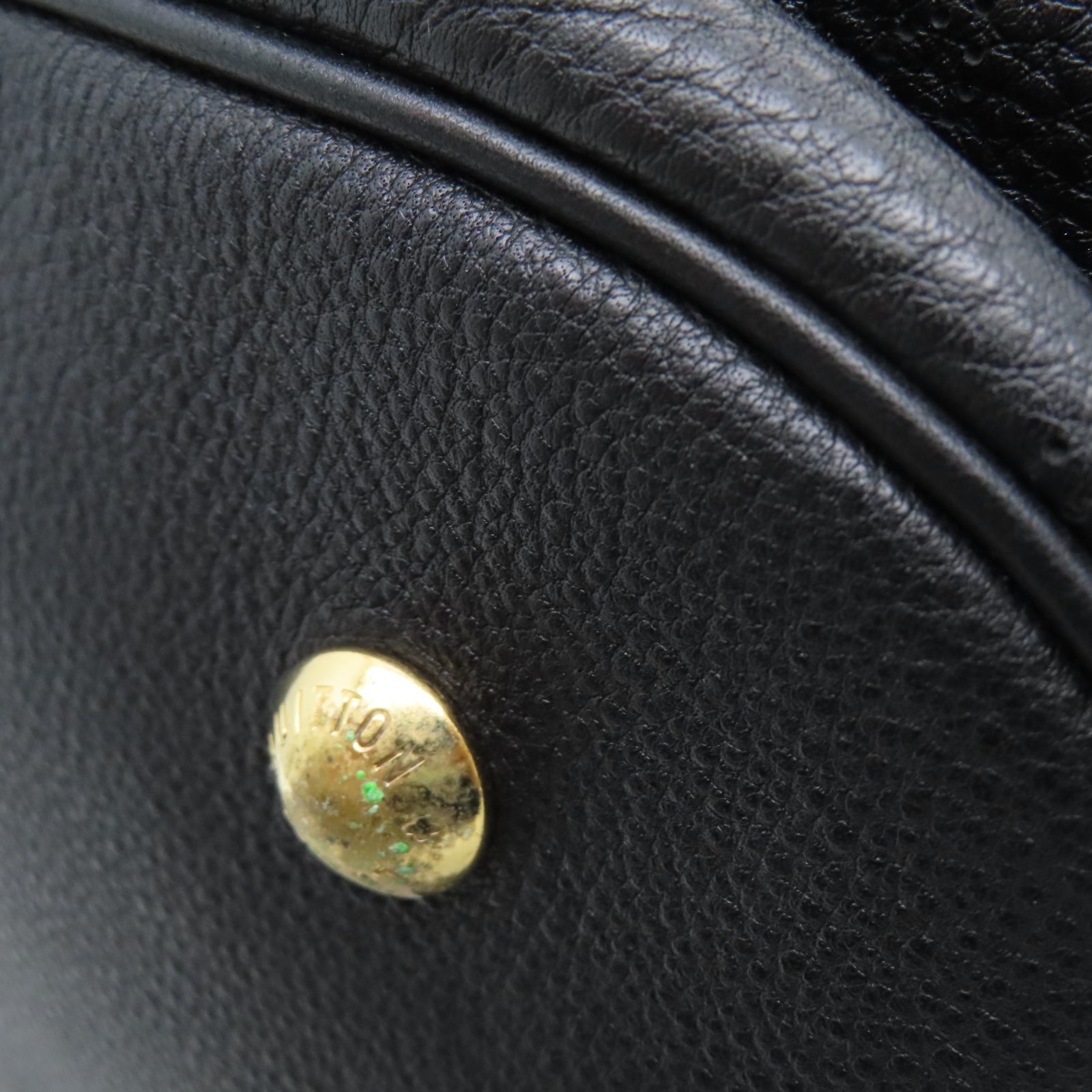 LOUIS VUITTON Mahina皮革XL金扣手挽袋黑色