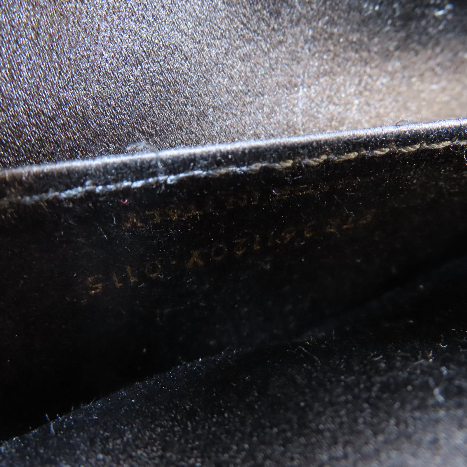 YVES SAINT LAURENT 牛皮皮革Clutch金扣手拿包黑色