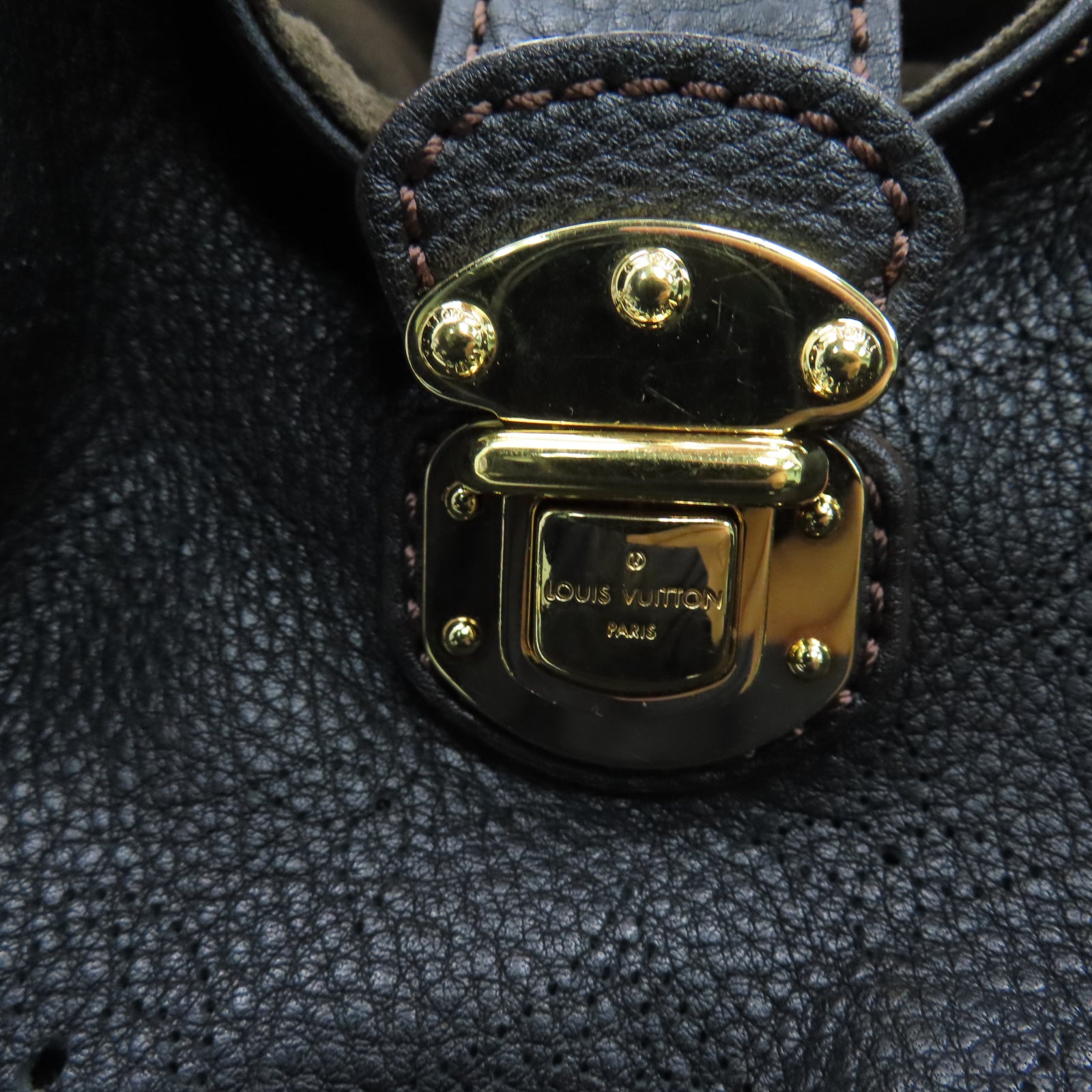LOUIS VUITTON Mahina皮革XL金扣手挽袋黑色