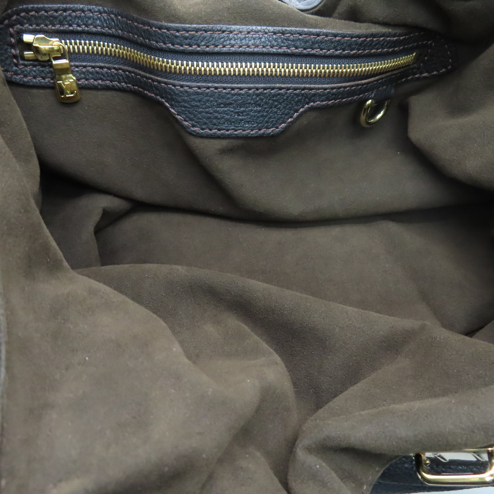 LOUIS VUITTON Mahina皮革XL金扣手挽袋黑色