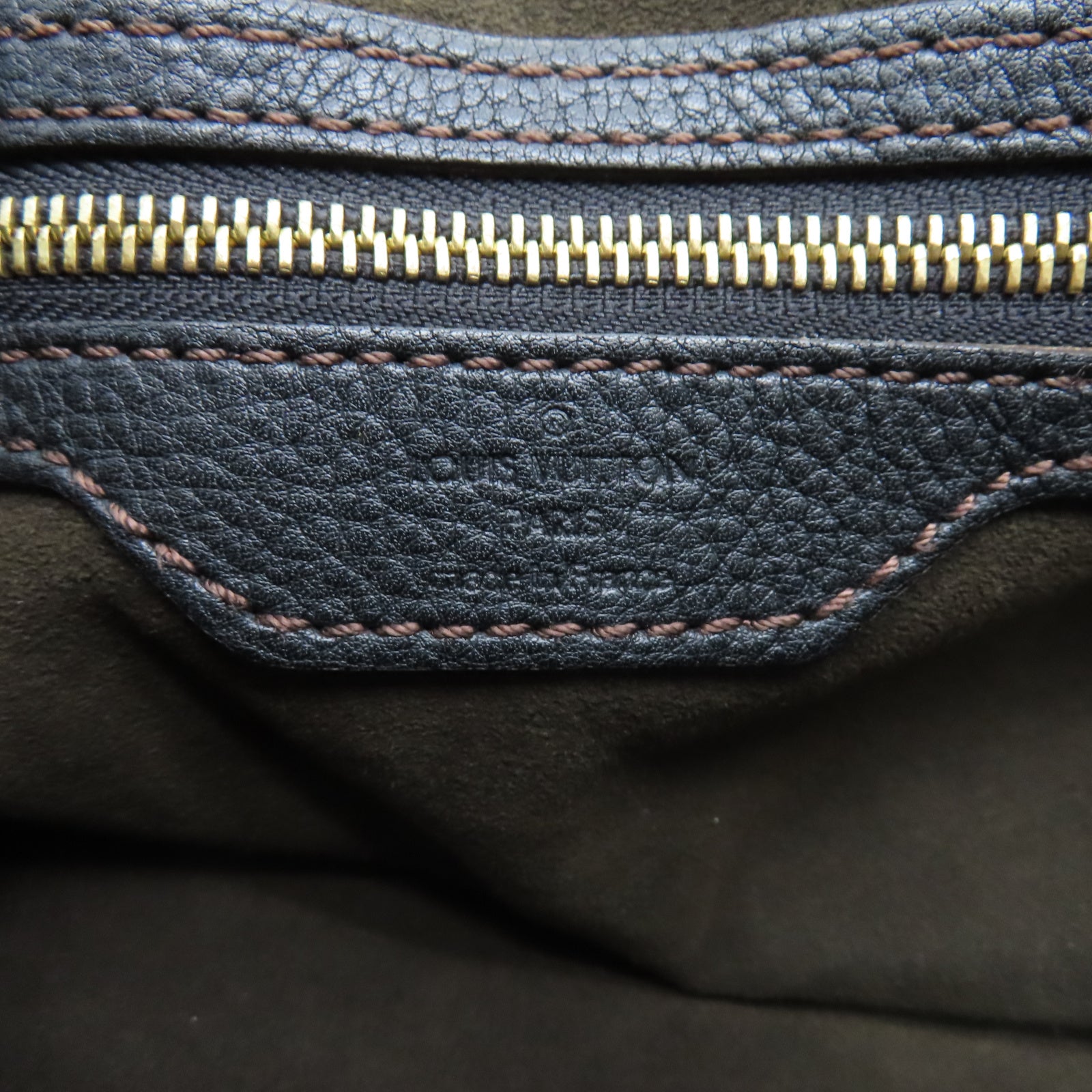 LOUIS VUITTON Mahina皮革XL金扣手挽袋黑色