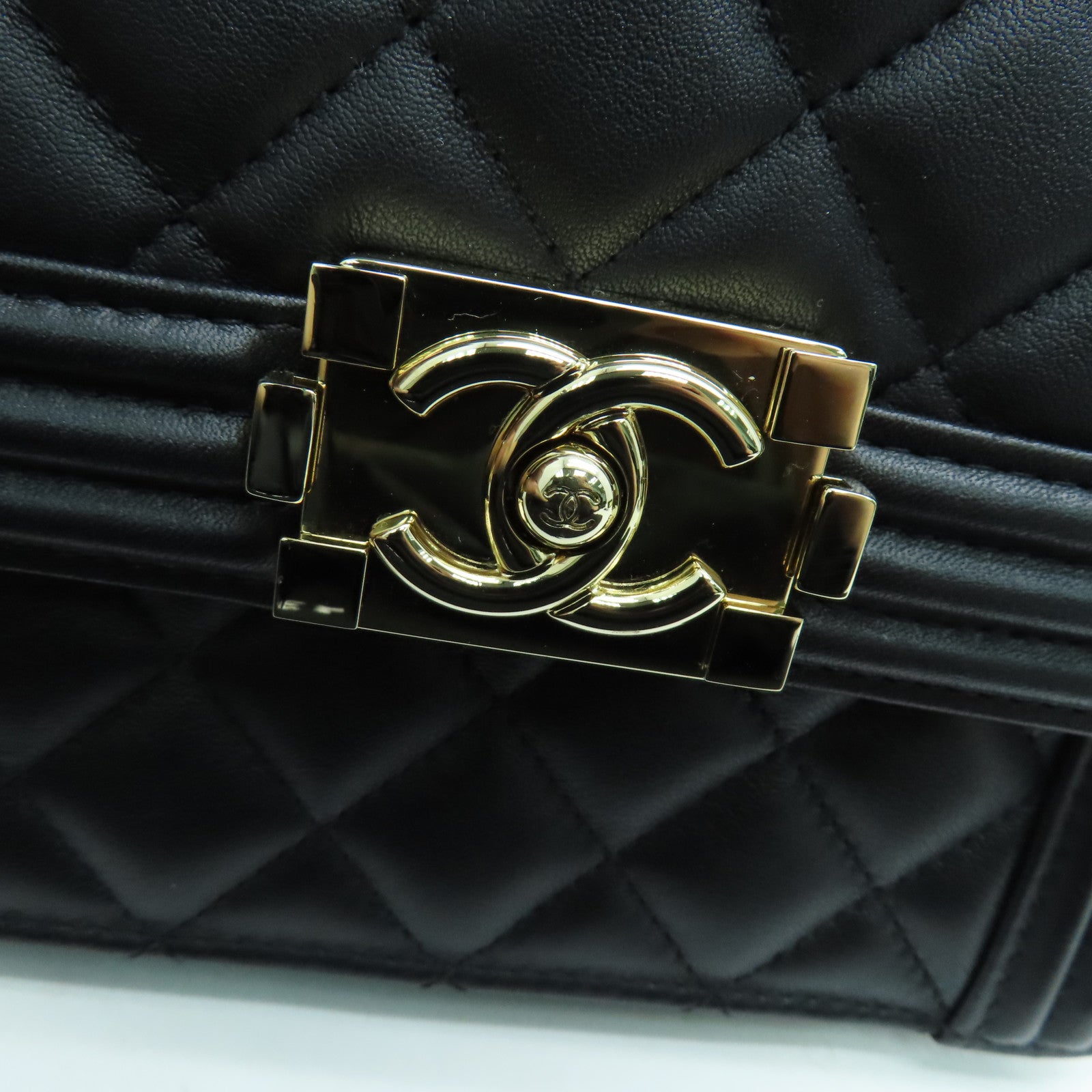 CHANEL 菱格羊皮皮革Boy金扣肩背袋黑色