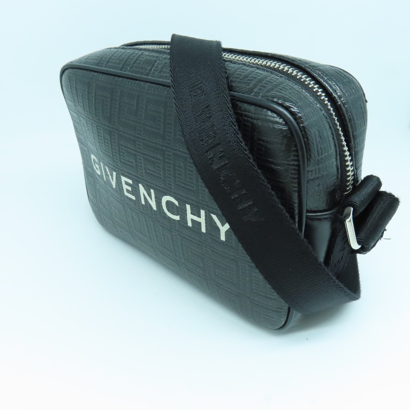 GIVENCHY 涂层皮革Logo Carmen Bag银扣肩背袋黑色