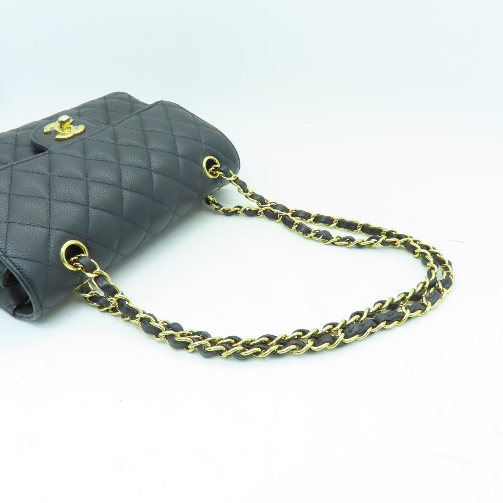 CHANEL 菱格Caviar皮革Classic 22金扣鏈帶肩背袋黒色
