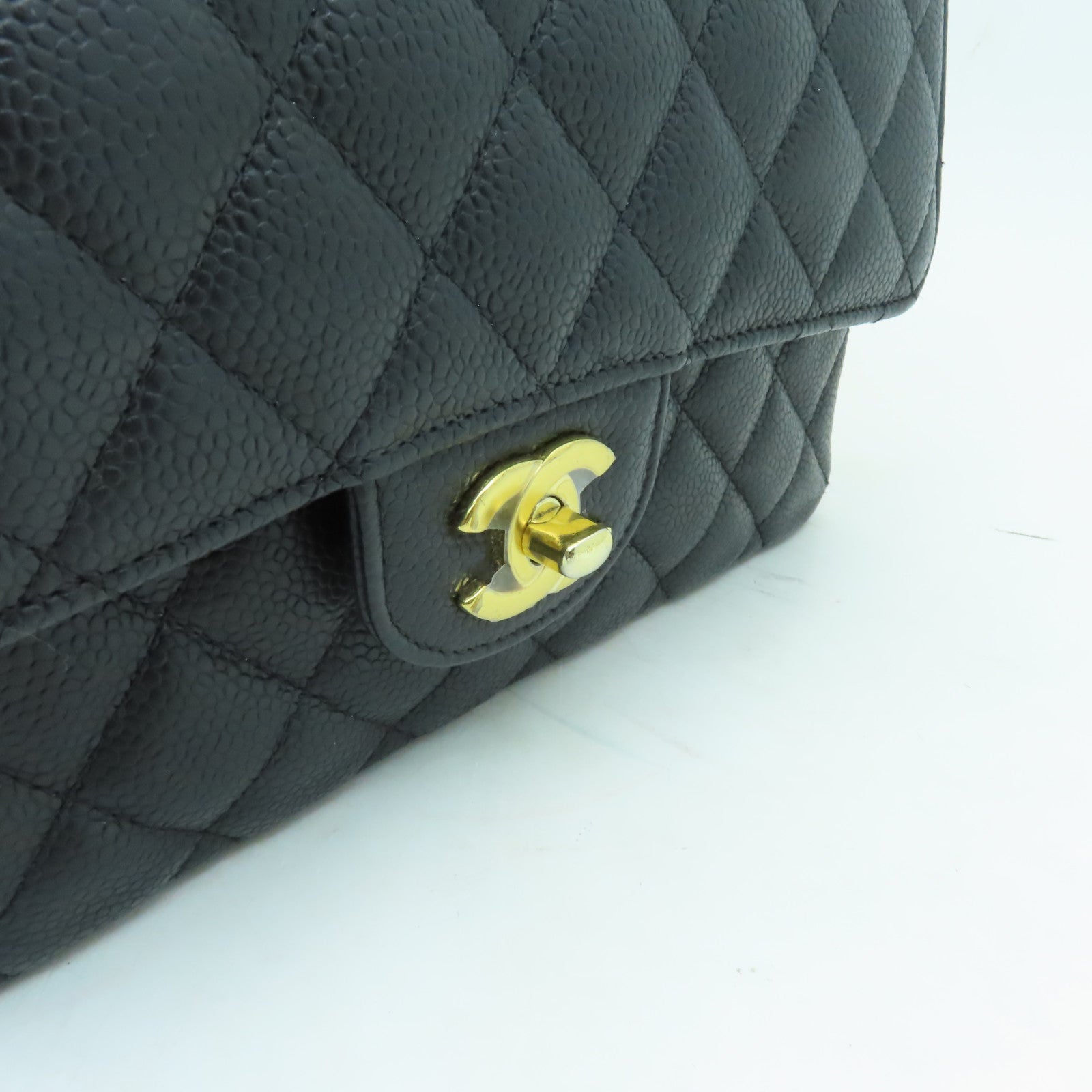 CHANEL 菱格Caviar皮革Classic 22金扣鏈帶肩背袋黒色