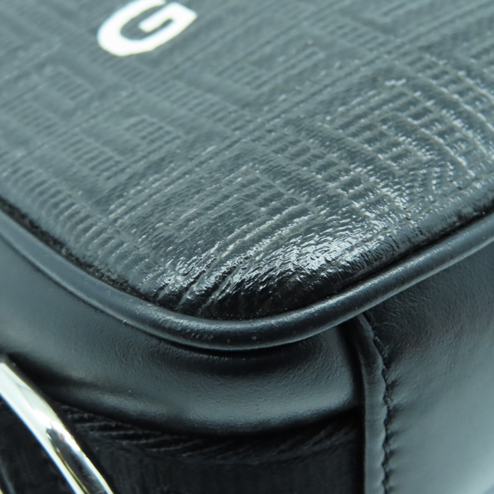 GIVENCHY 涂层皮革Logo Carmen Bag银扣肩背袋黑色
