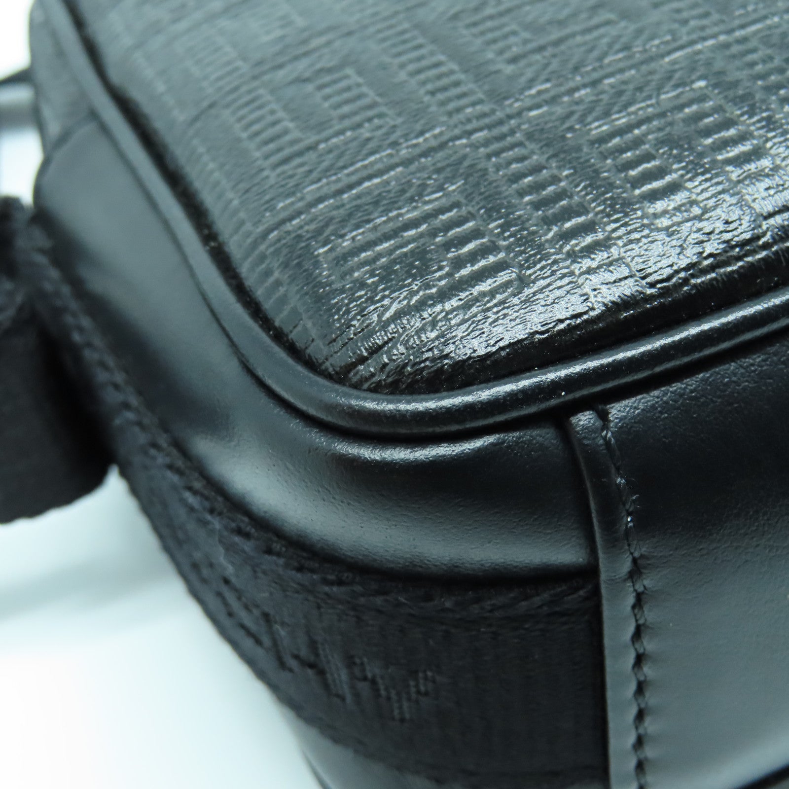 GIVENCHY 涂层皮革Logo Carmen Bag银扣肩背袋黑色