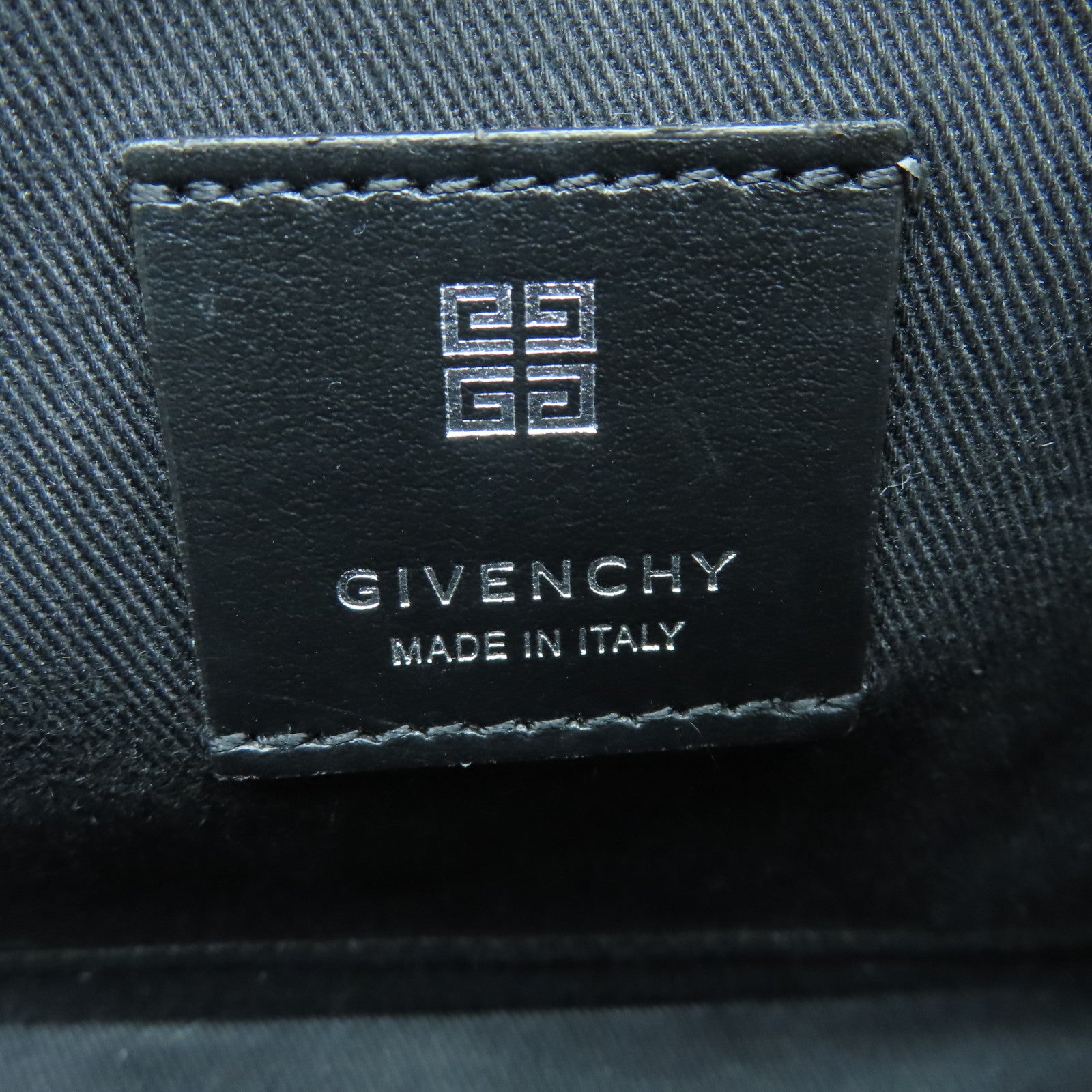 GIVENCHY 涂层皮革Logo Carmen Bag银扣肩背袋黑色