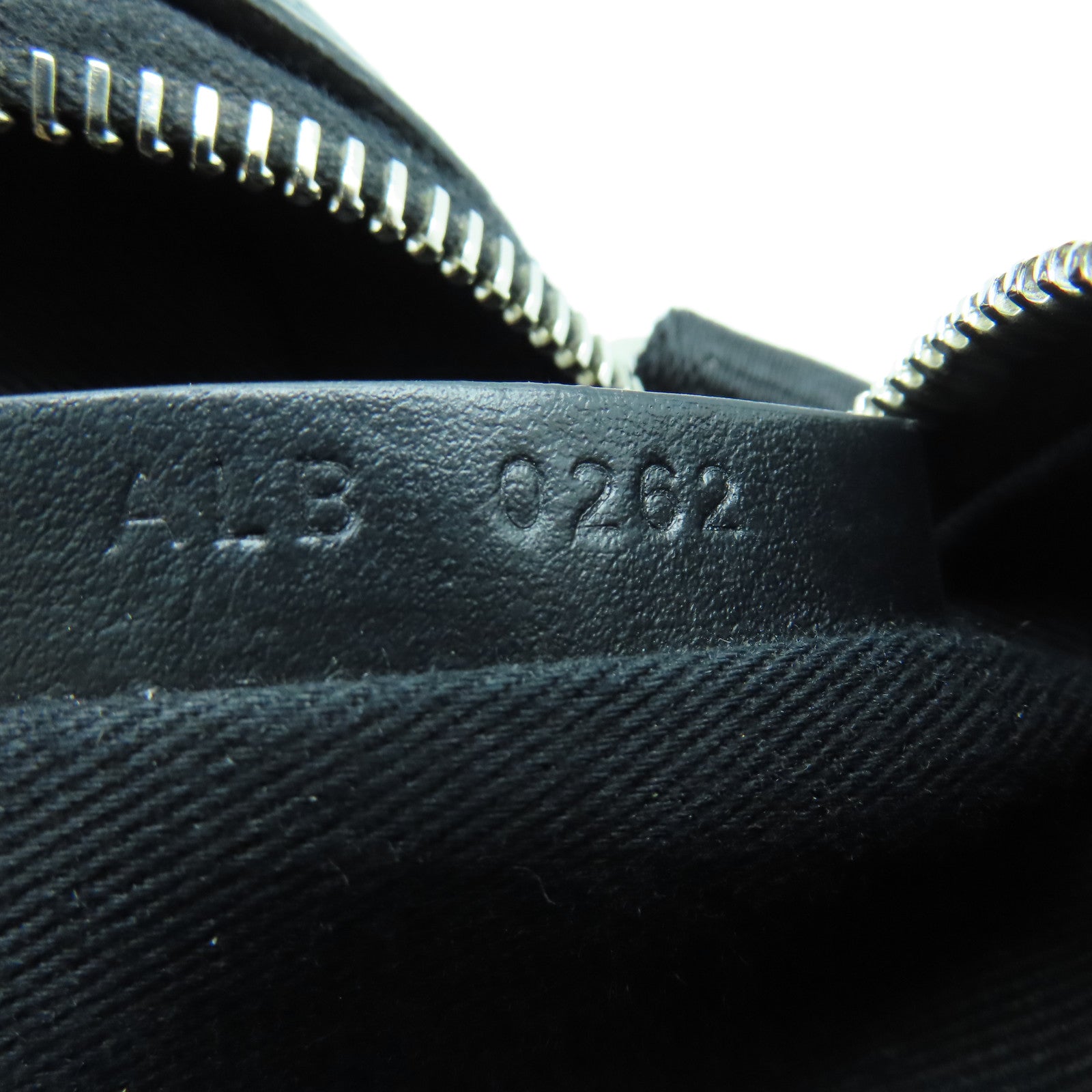 GIVENCHY 涂层皮革Logo Carmen Bag银扣肩背袋黑色