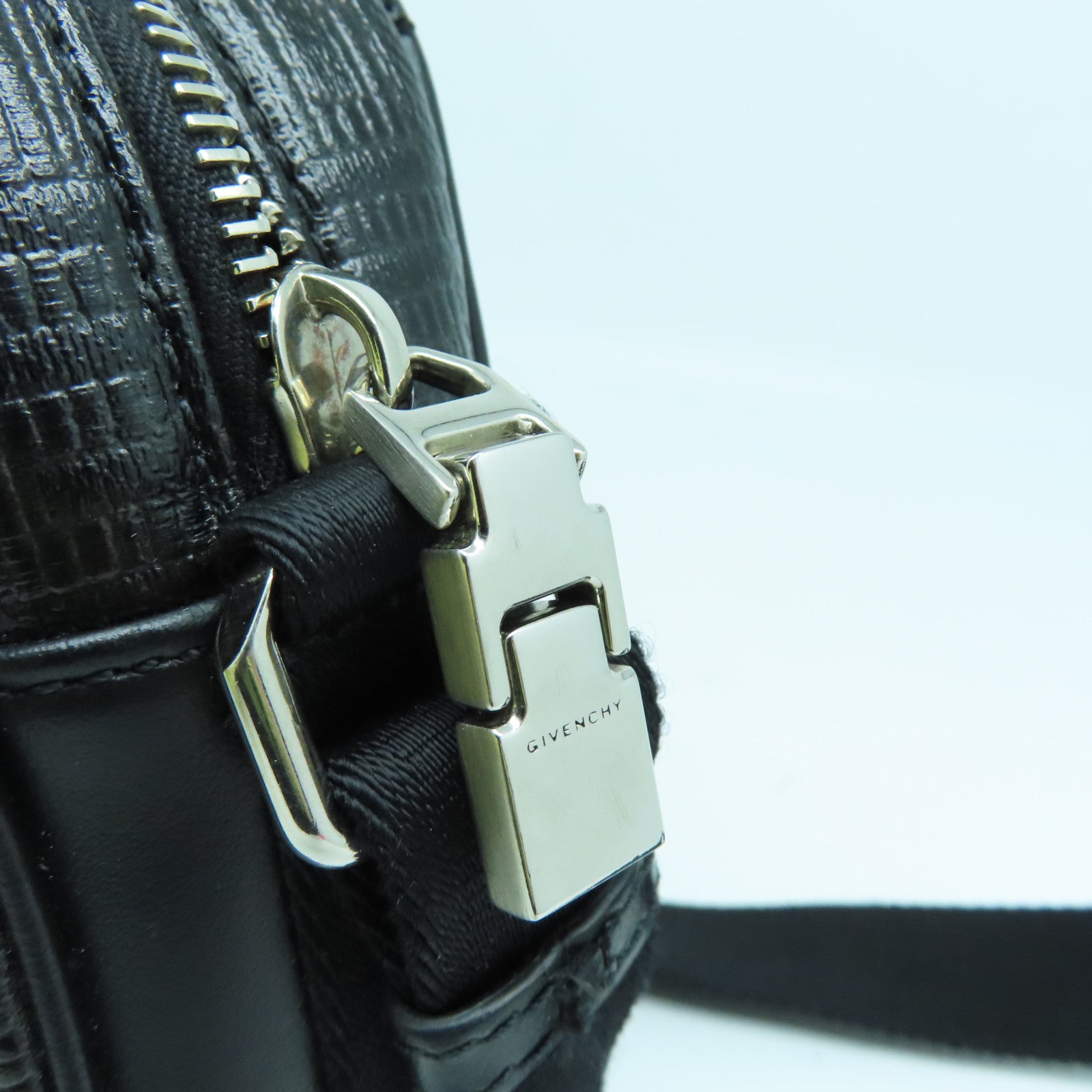 GIVENCHY 涂层皮革Logo Carmen Bag银扣肩背袋黑色