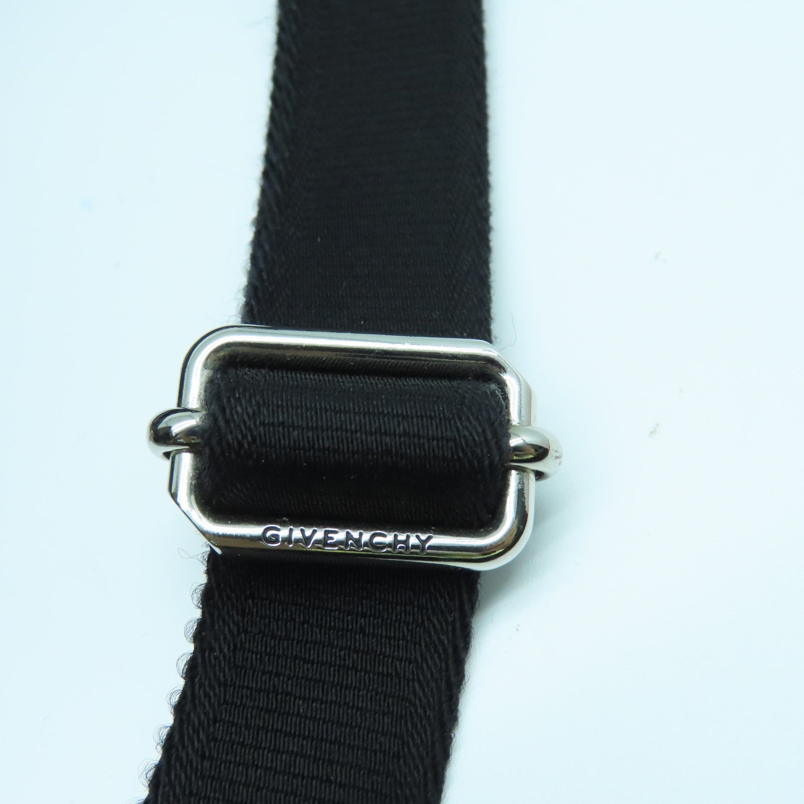 GIVENCHY 涂层皮革Logo Carmen Bag银扣肩背袋黑色