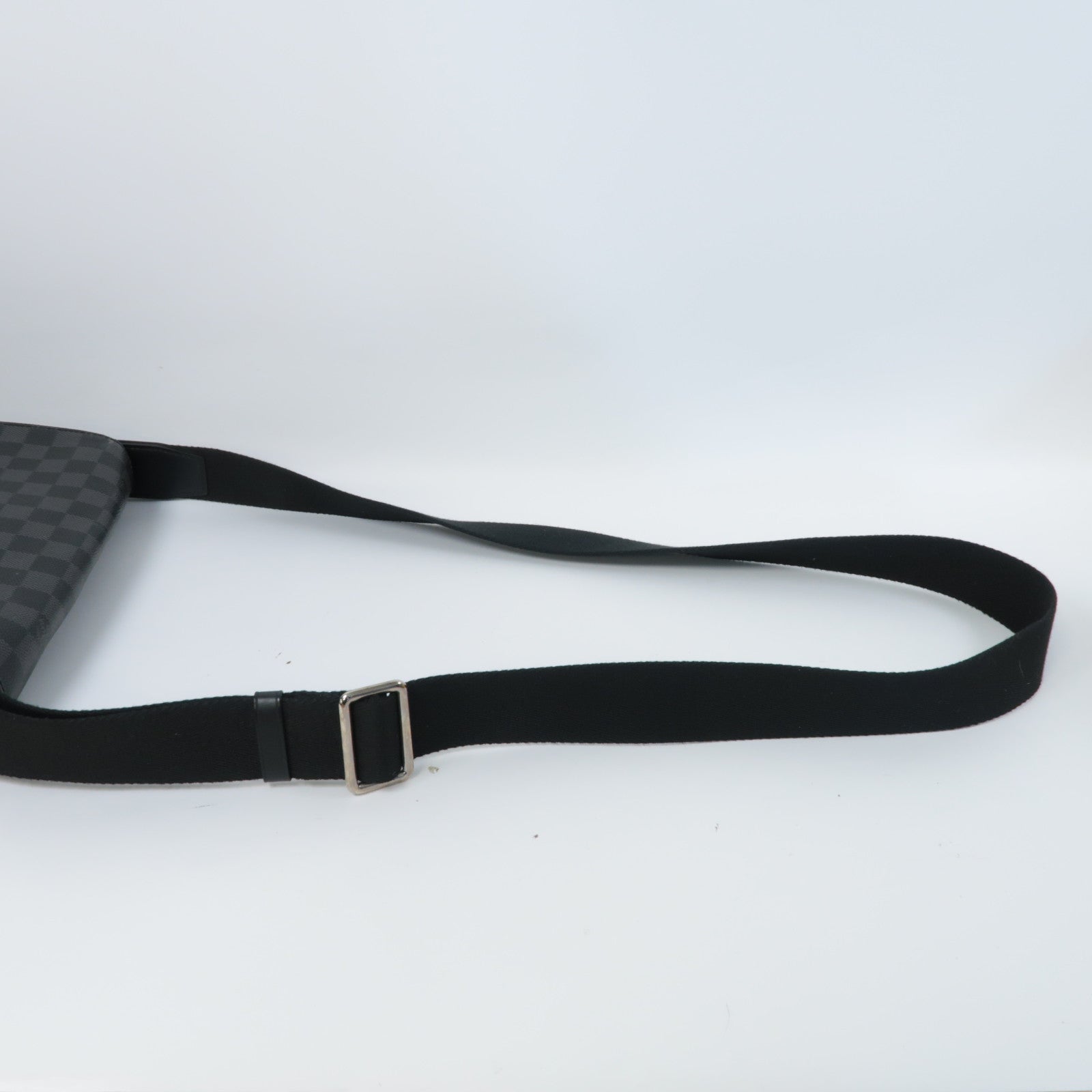 LOUIS VUITTON Damier Graphite Distrist PM銀扣肩背袋黑色