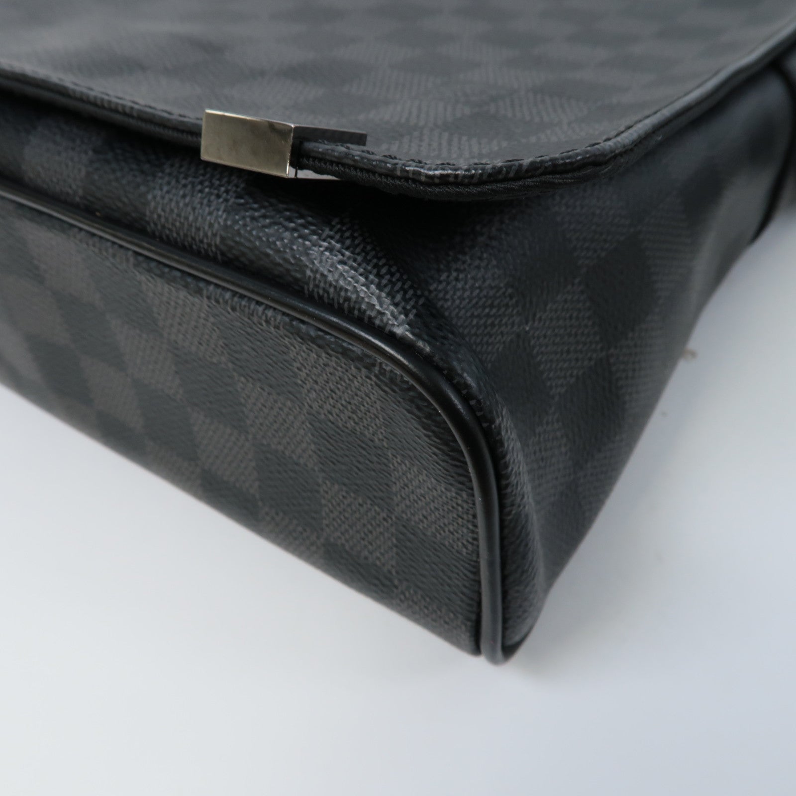LOUIS VUITTON Damier Graphite Distrist PM銀扣肩背袋黑色