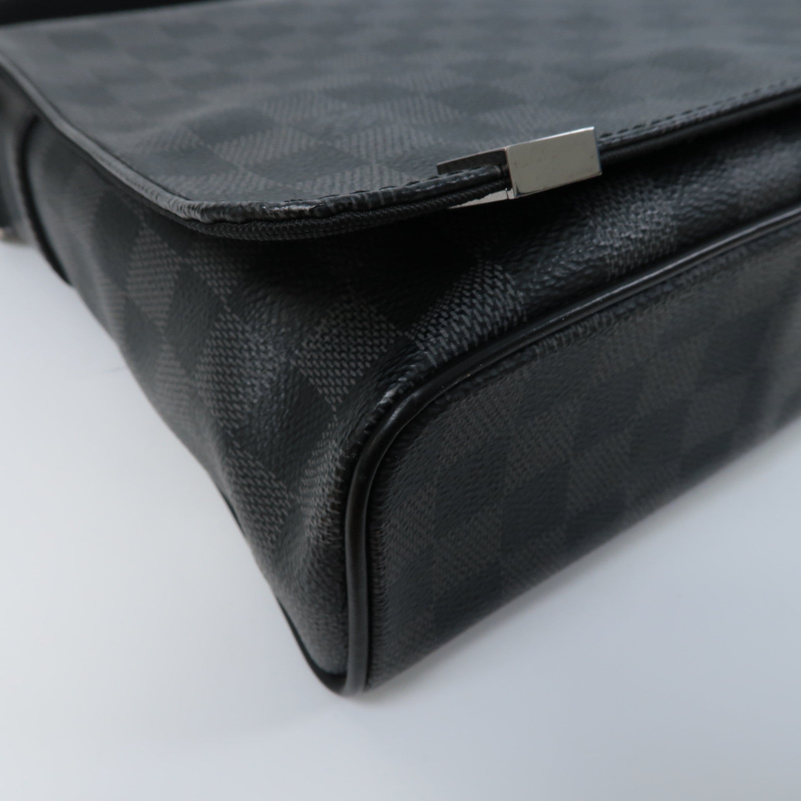 LOUIS VUITTON Damier Graphite Distrist PM銀扣肩背袋黑色