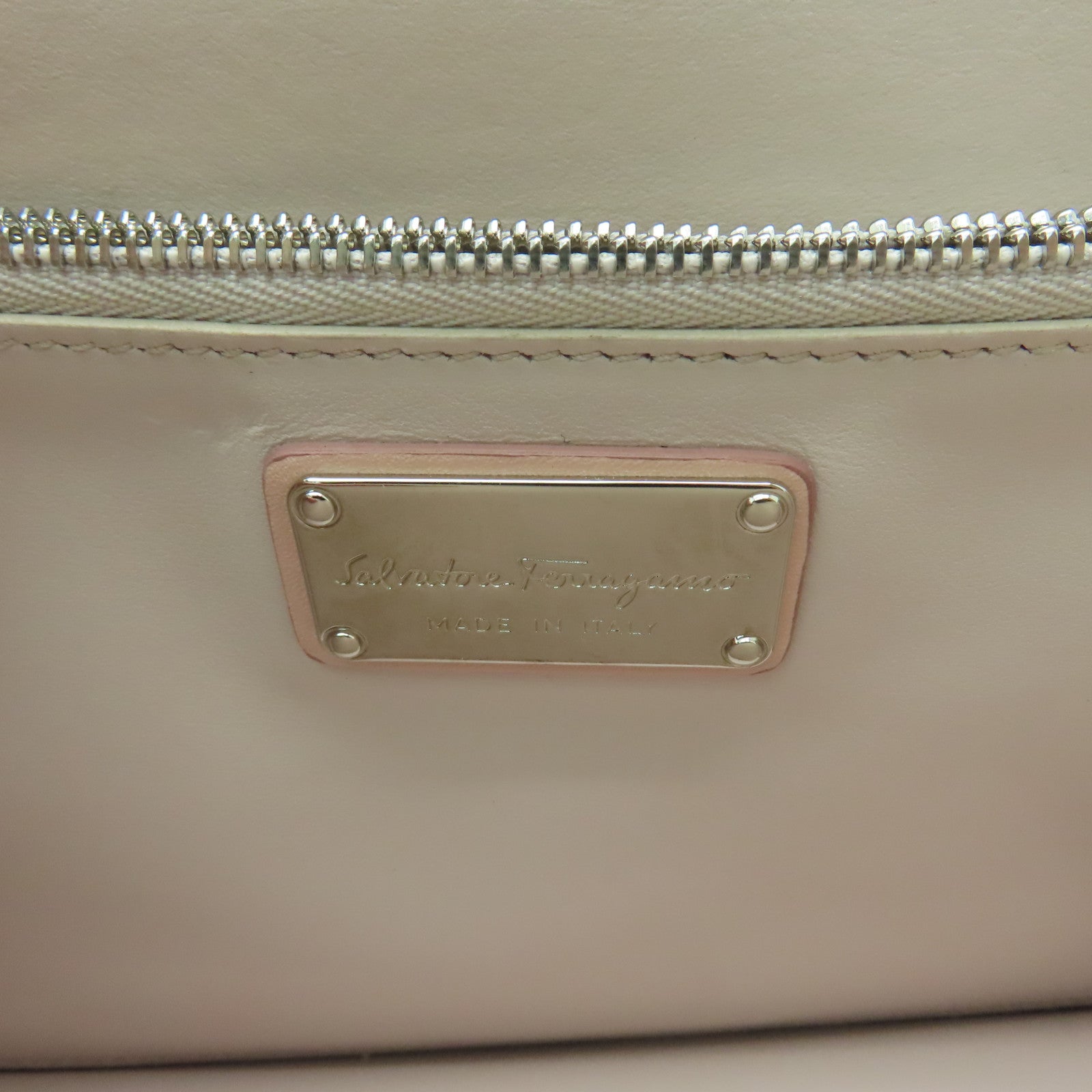 Salvatore Ferragamo 牛皮皮革Chain Shoulder銀扣肩背袋粉紅色