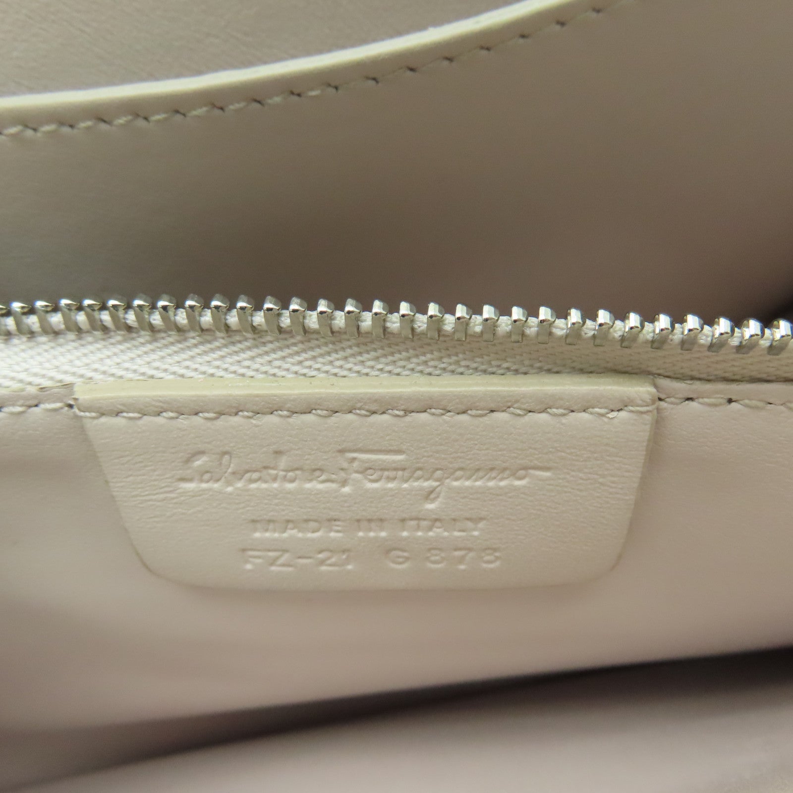 Salvatore Ferragamo 牛皮皮革Chain Shoulder銀扣肩背袋粉紅色
