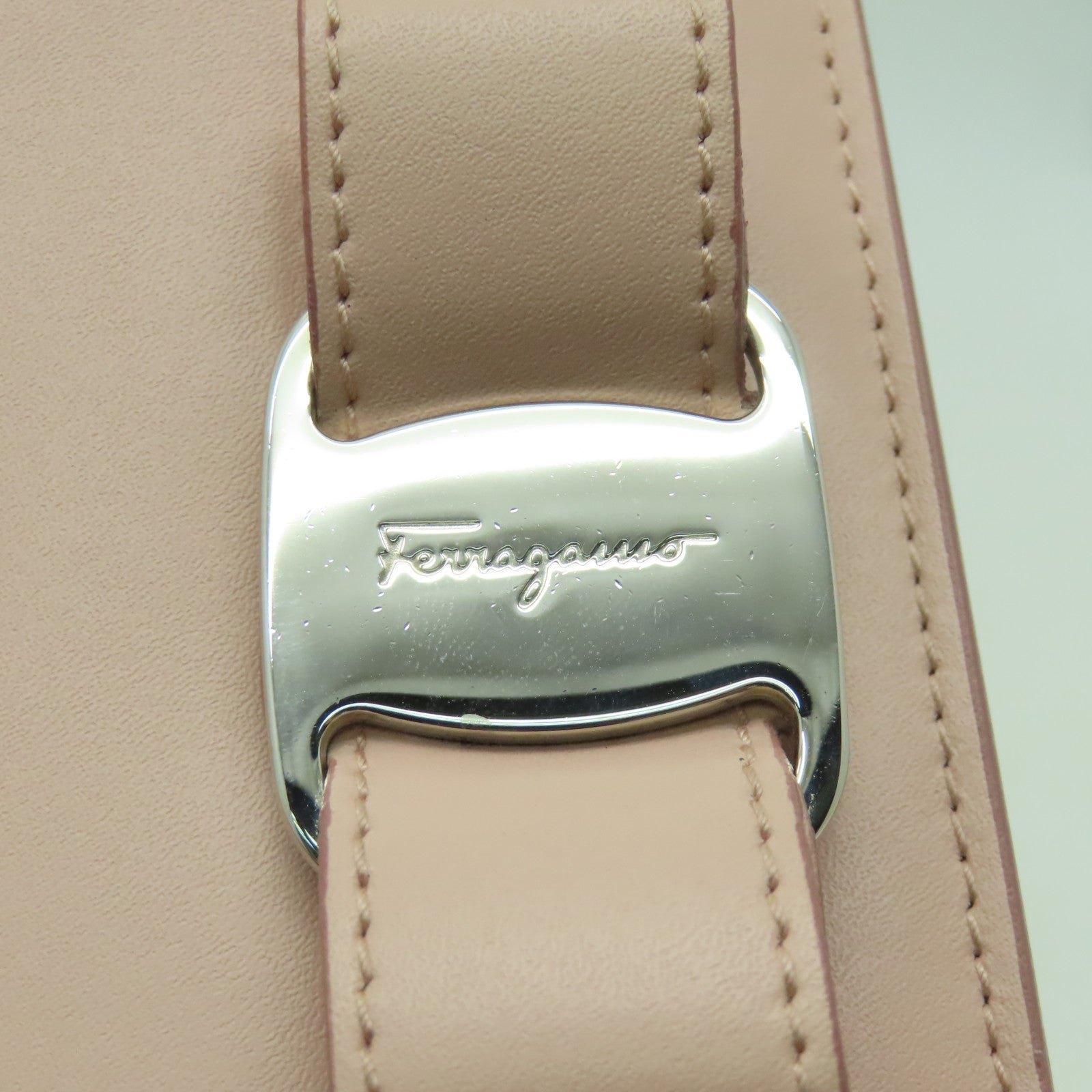 Salvatore Ferragamo 牛皮皮革Chain Shoulder銀扣肩背袋粉紅色