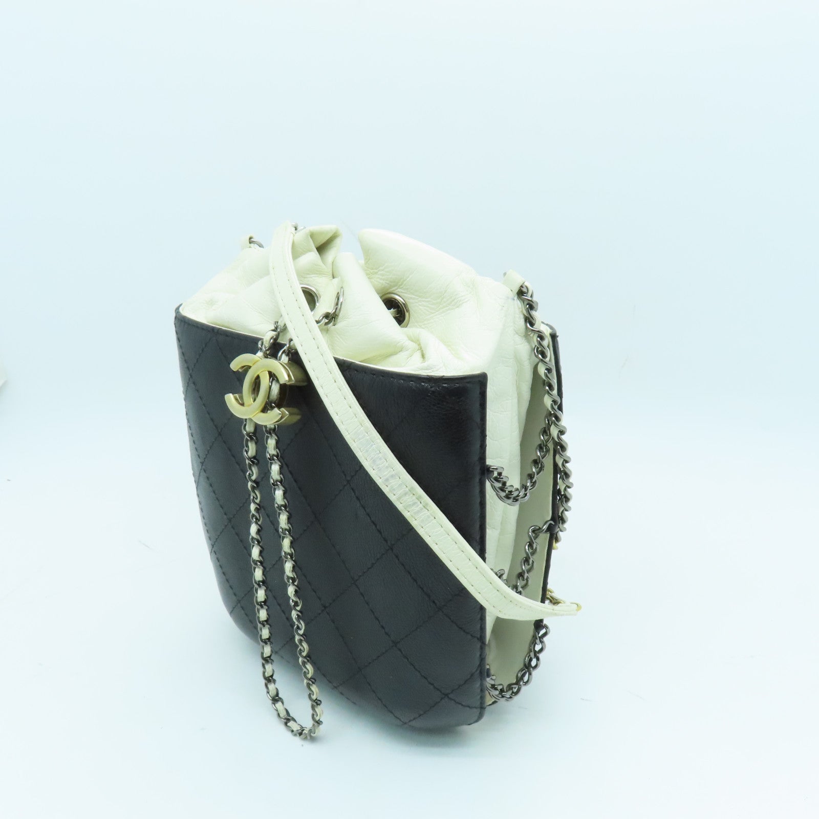 CHANEL diamond leather Chain Shoulder Bag gold buckle / silver buckle chain shoulder bag black / white