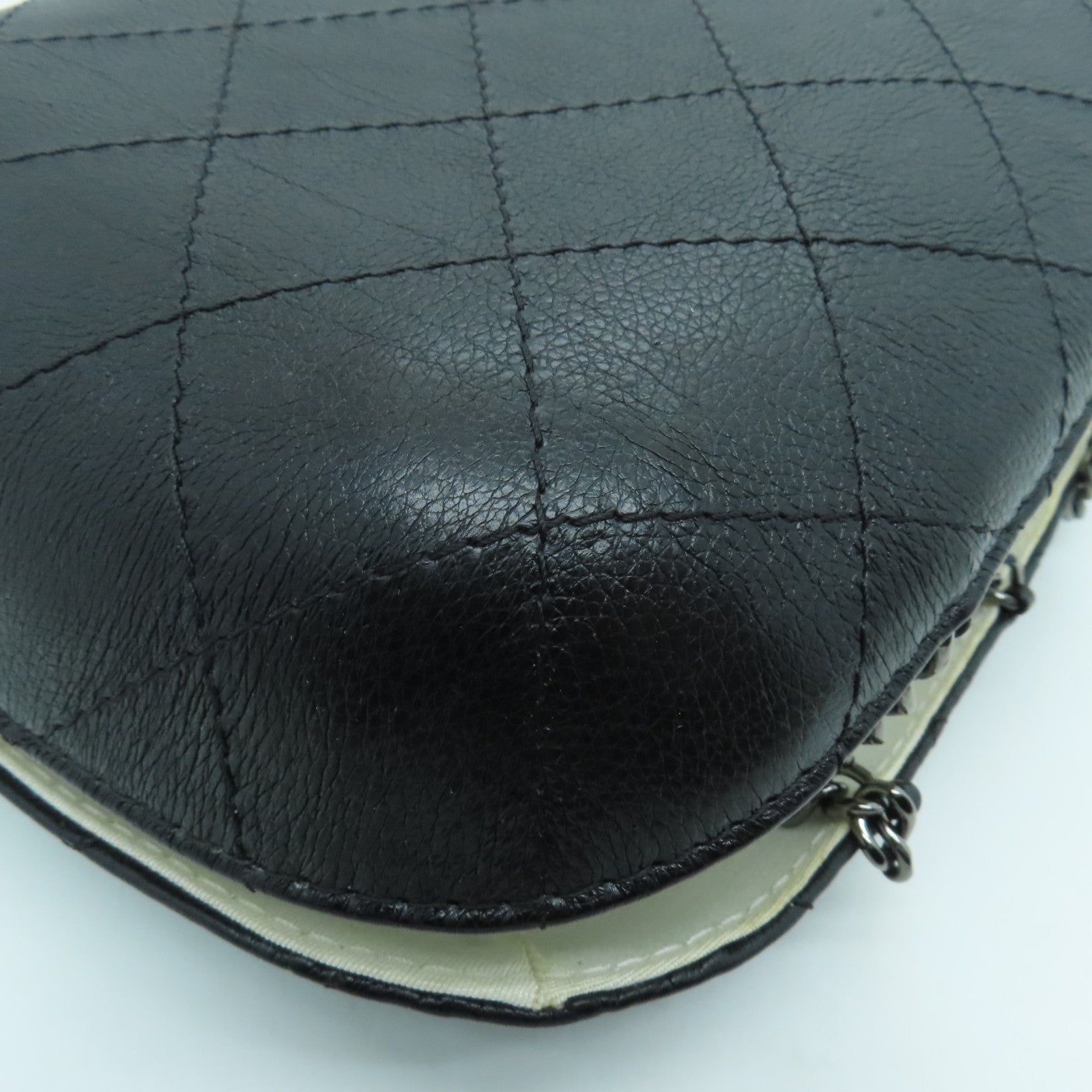 CHANEL diamond leather Chain Shoulder Bag gold buckle / silver buckle chain shoulder bag black / white
