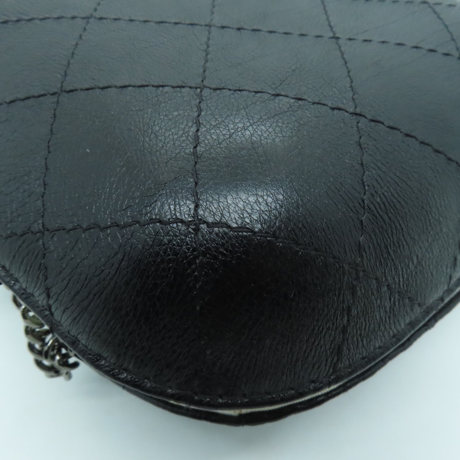 CHANEL diamond leather Chain Shoulder Bag gold buckle / silver buckle chain shoulder bag black / white