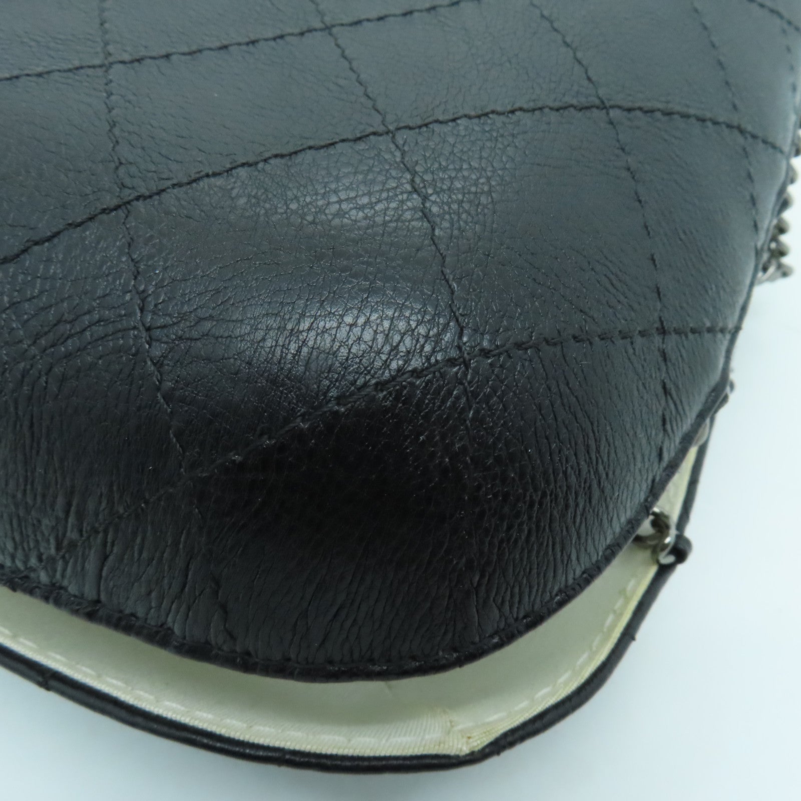 CHANEL diamond leather Chain Shoulder Bag gold buckle / silver buckle chain shoulder bag black / white
