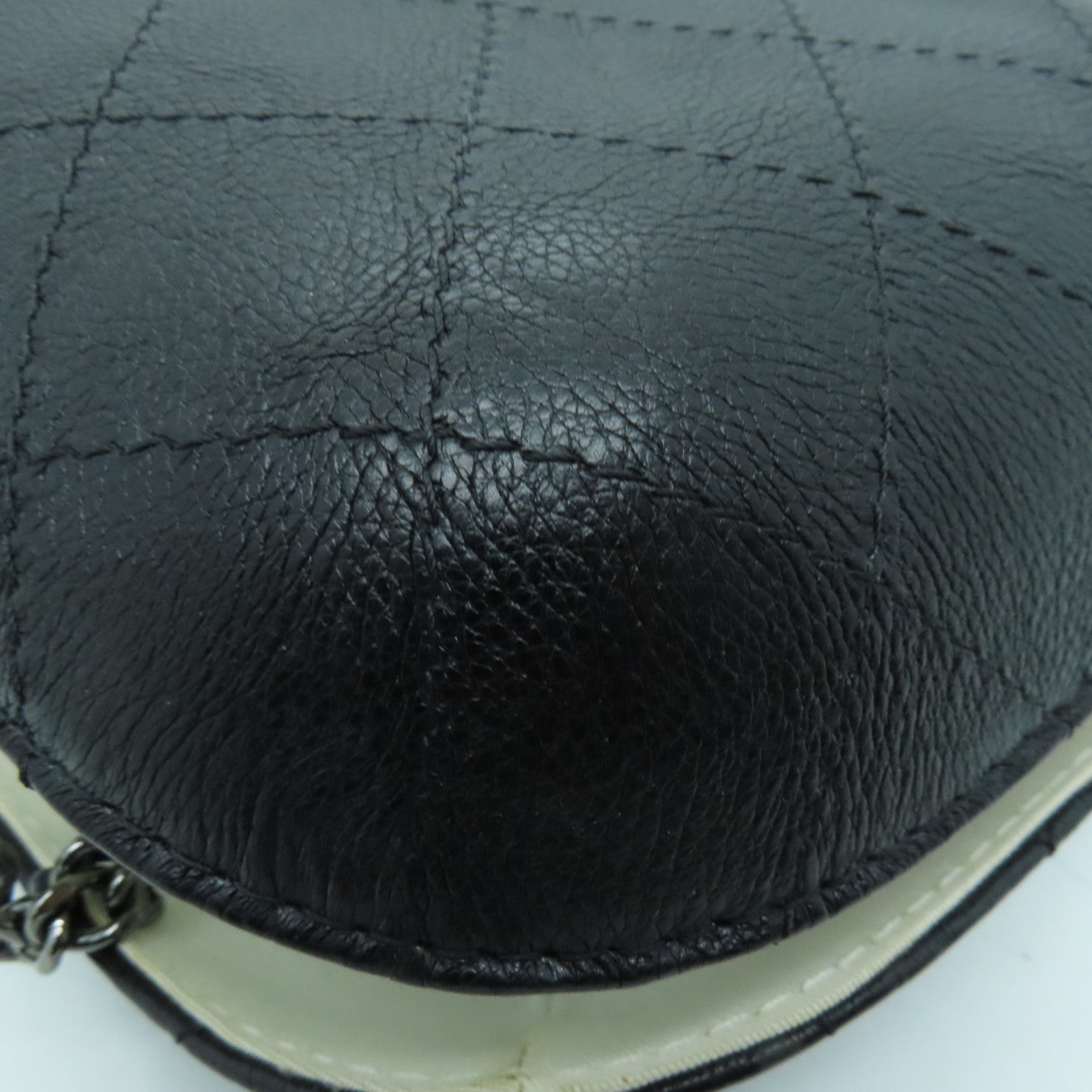 CHANEL diamond leather Chain Shoulder Bag gold buckle / silver buckle chain shoulder bag black / white