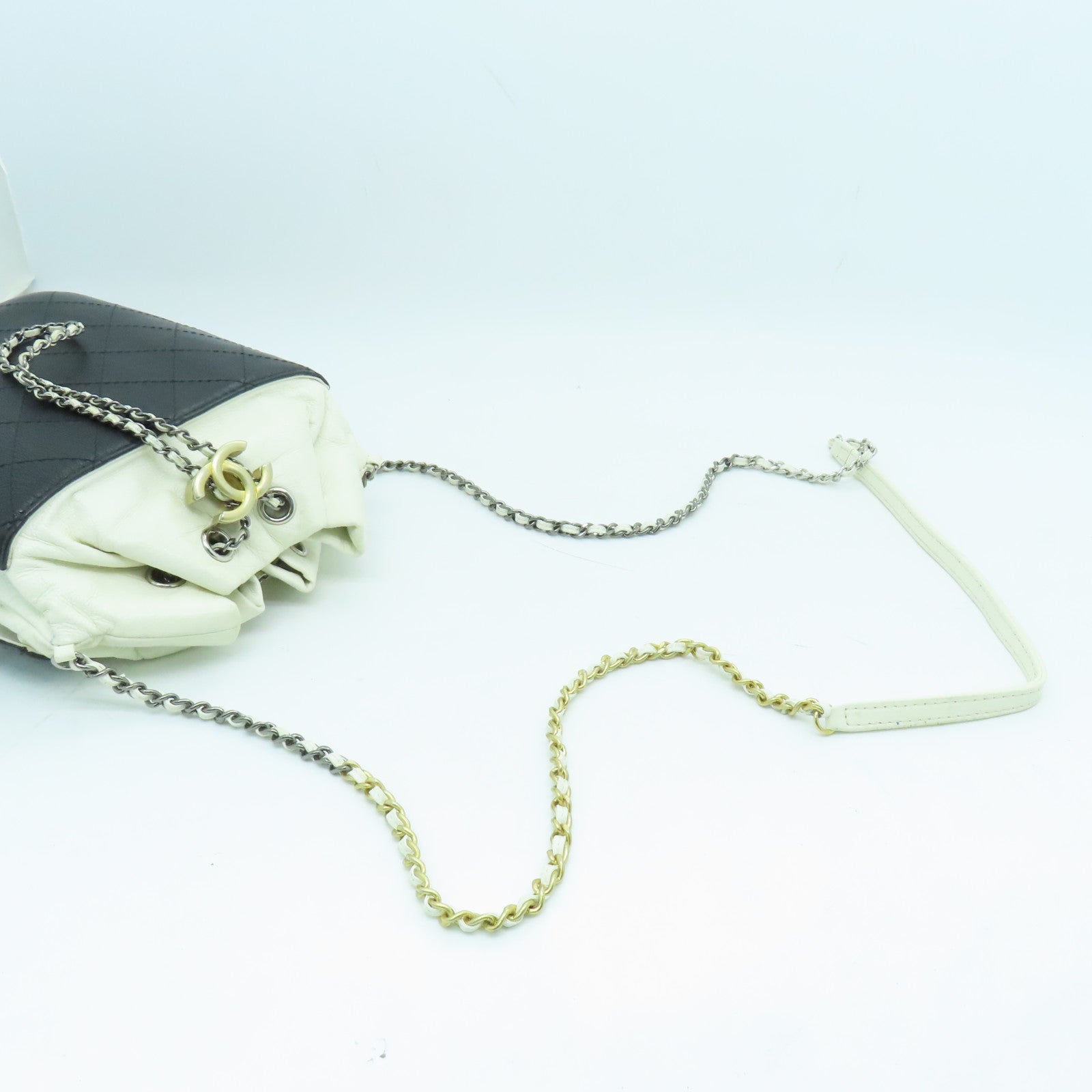 CHANEL diamond leather Chain Shoulder Bag gold buckle / silver buckle chain shoulder bag black / white