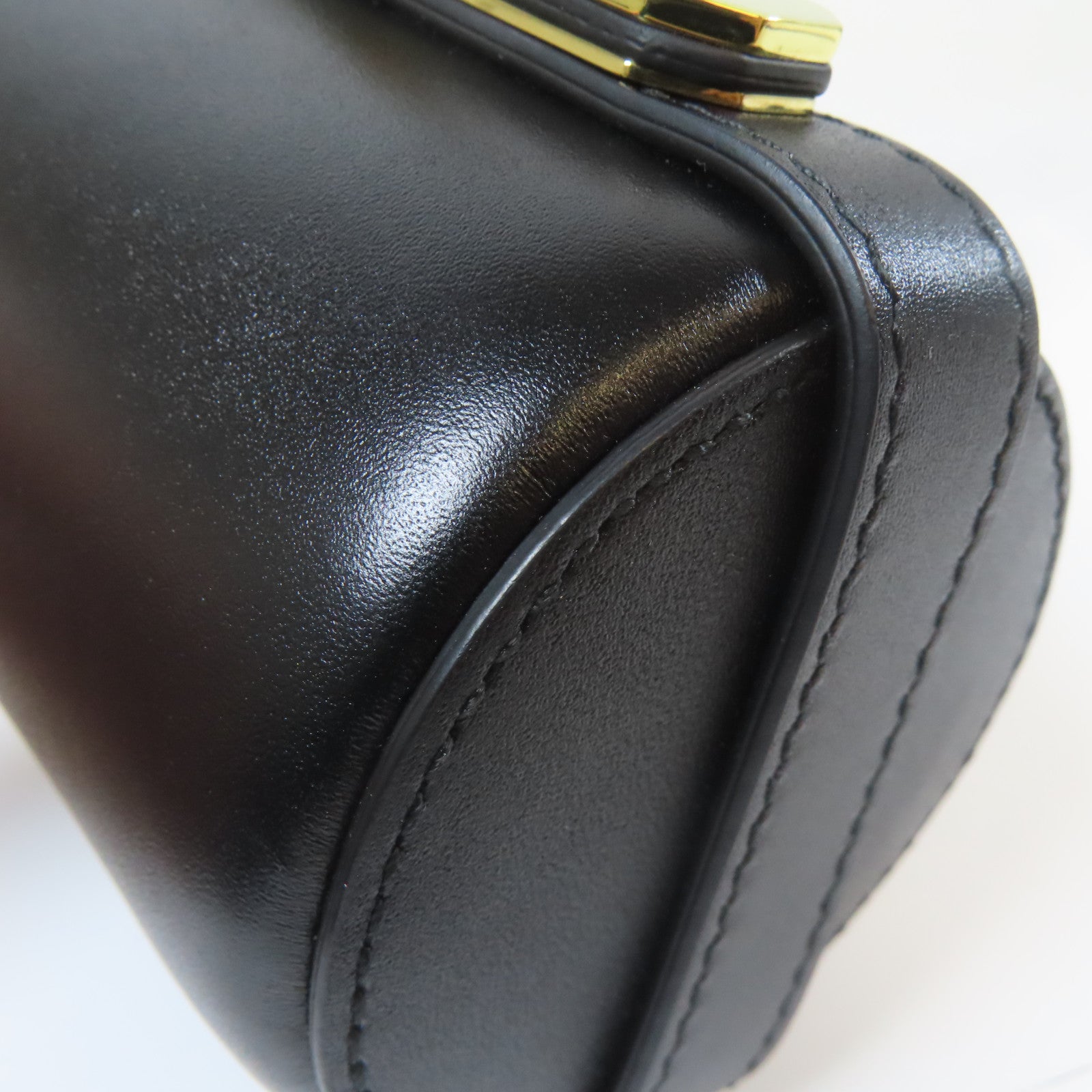 Alexander McQueen 牛皮皮革Pouch Shoulder金扣肩背袋黑色