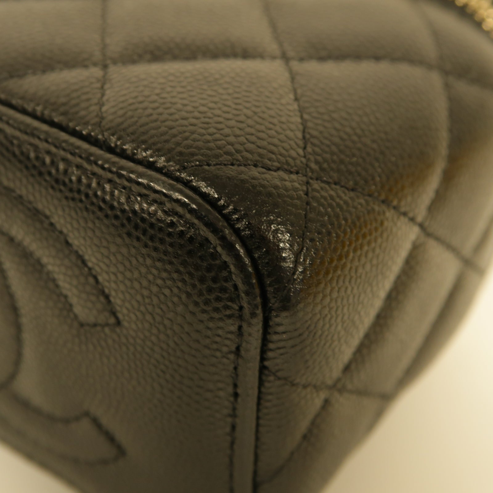 CHANEL 菱格Caviar皮革Vanity Case金扣鏈帶肩背袋黑色