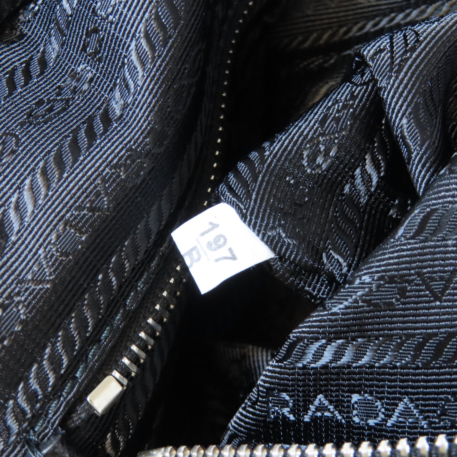 PRADA 菱格尼龍Shoulder Bag銀扣肩背袋黑色