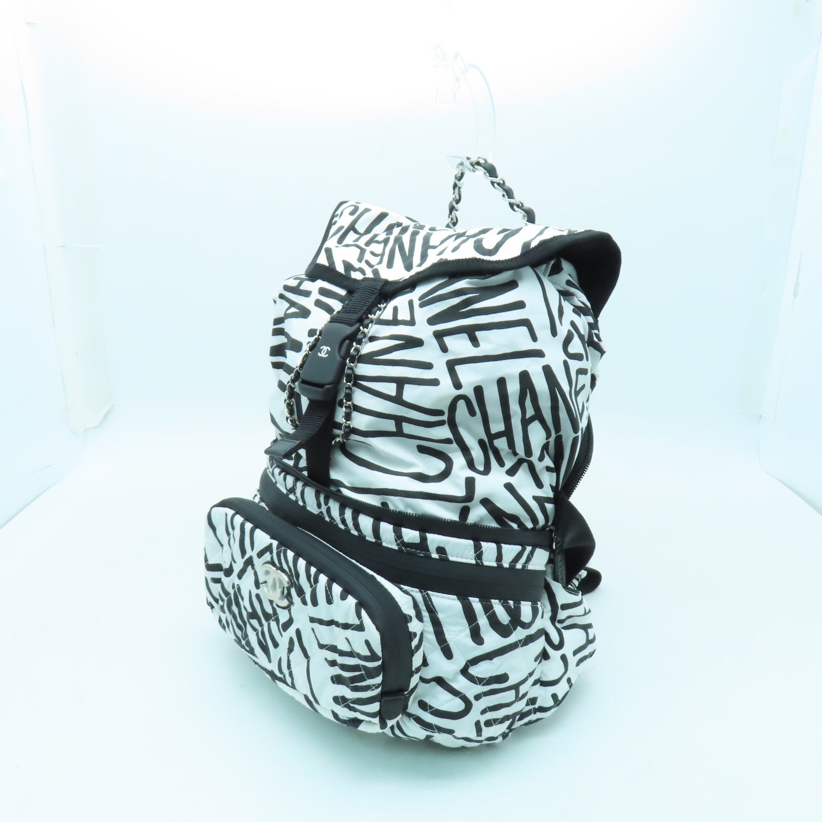 CHANEL 尼龍Coco Neige Convertible Flap銀扣背包黑色/白色