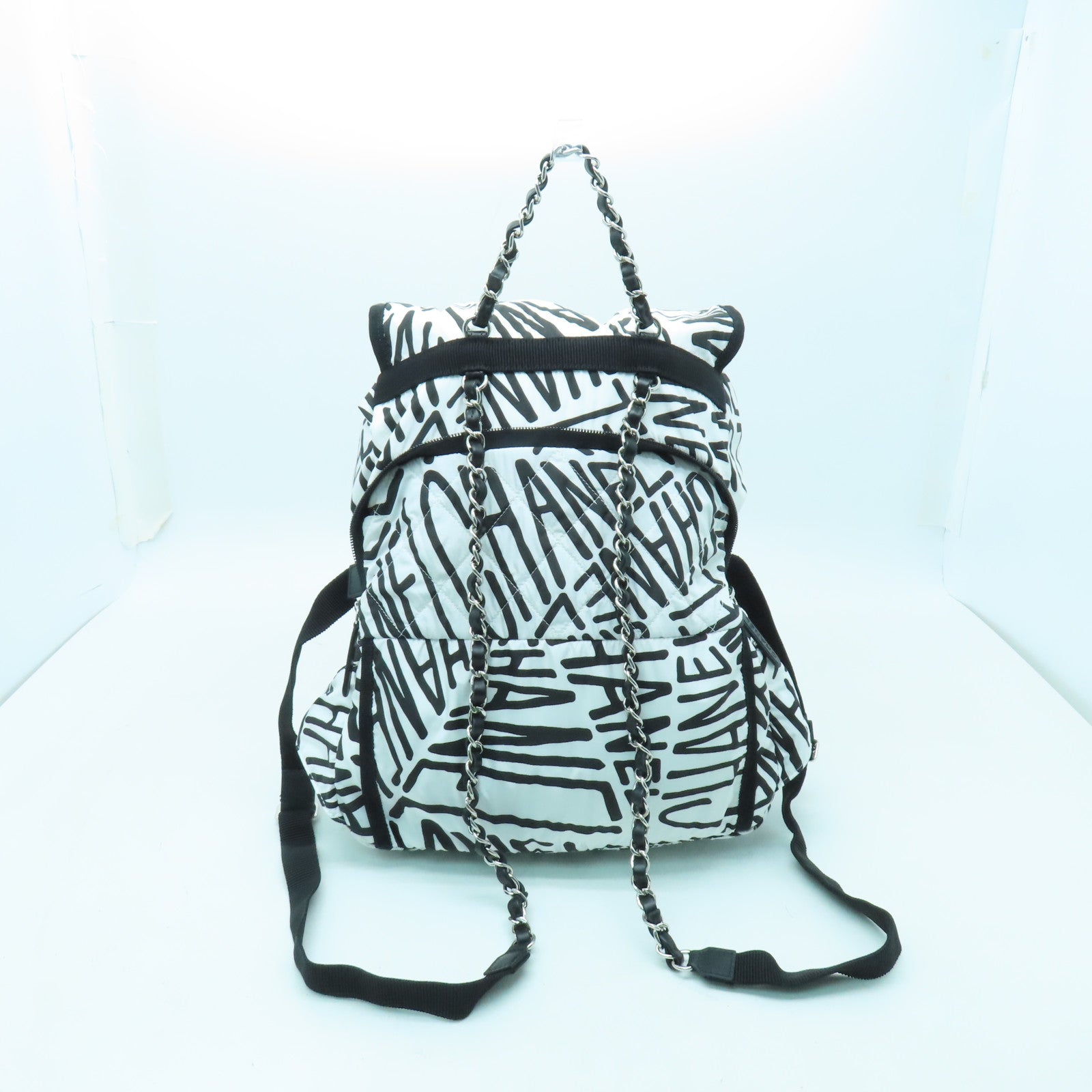 CHANEL 尼龍Coco Neige Convertible Flap銀扣背包黑色/白色