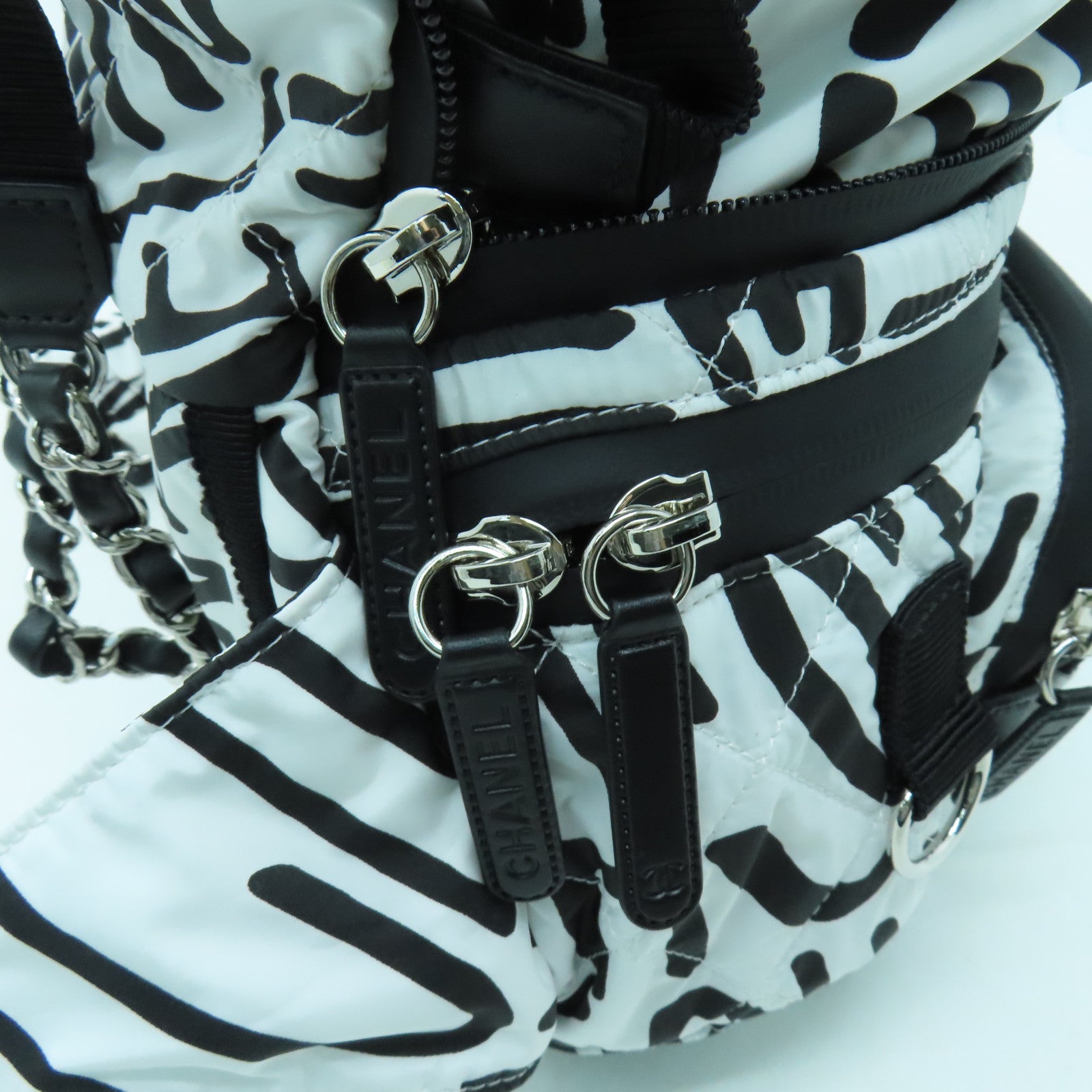 CHANEL 尼龍Coco Neige Convertible Flap銀扣背包黑色/白色