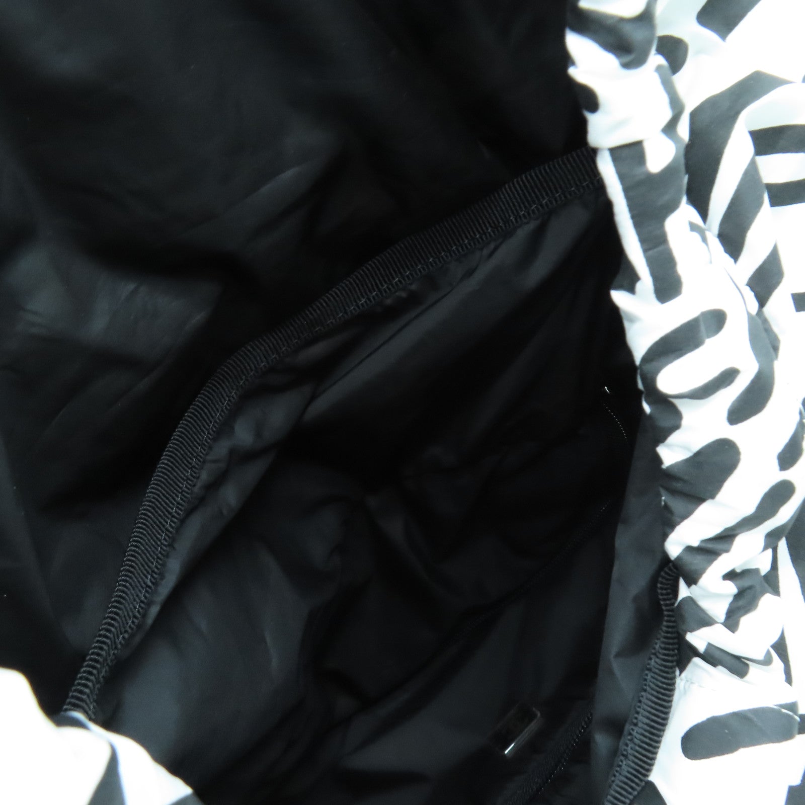 CHANEL 尼龍Coco Neige Convertible Flap銀扣背包黑色/白色