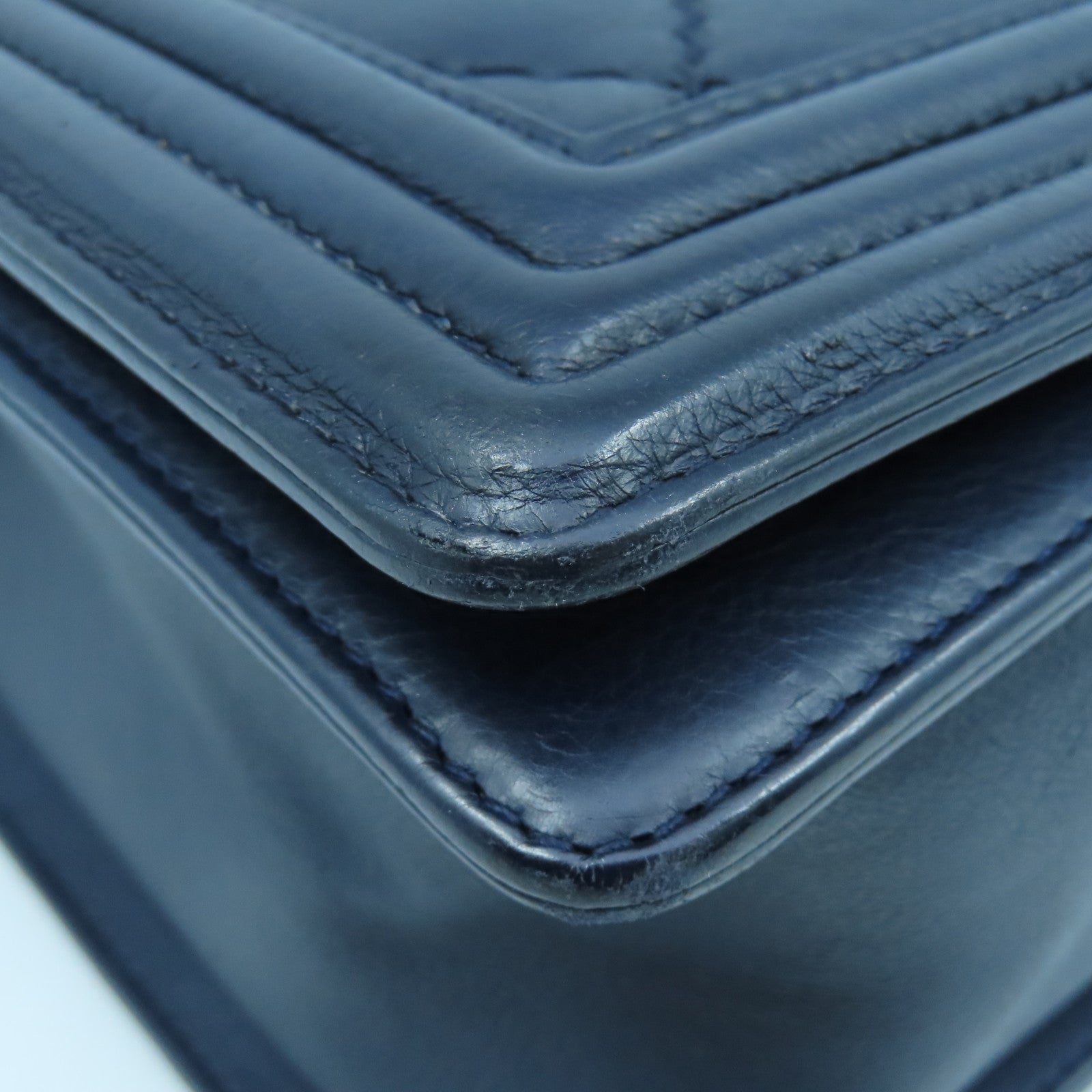 CHANEL rhombic cowhide leather Boy Chanel 28cm silver buckle chain shoulder bag dark blue