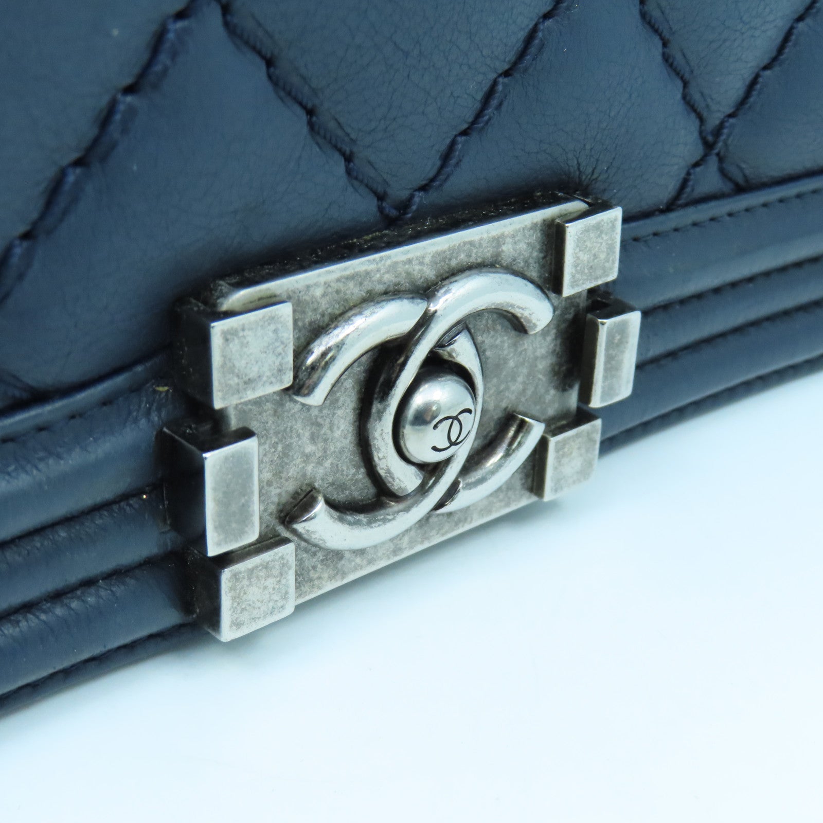 CHANEL rhombic cowhide leather Boy Chanel 28cm silver buckle chain shoulder bag dark blue