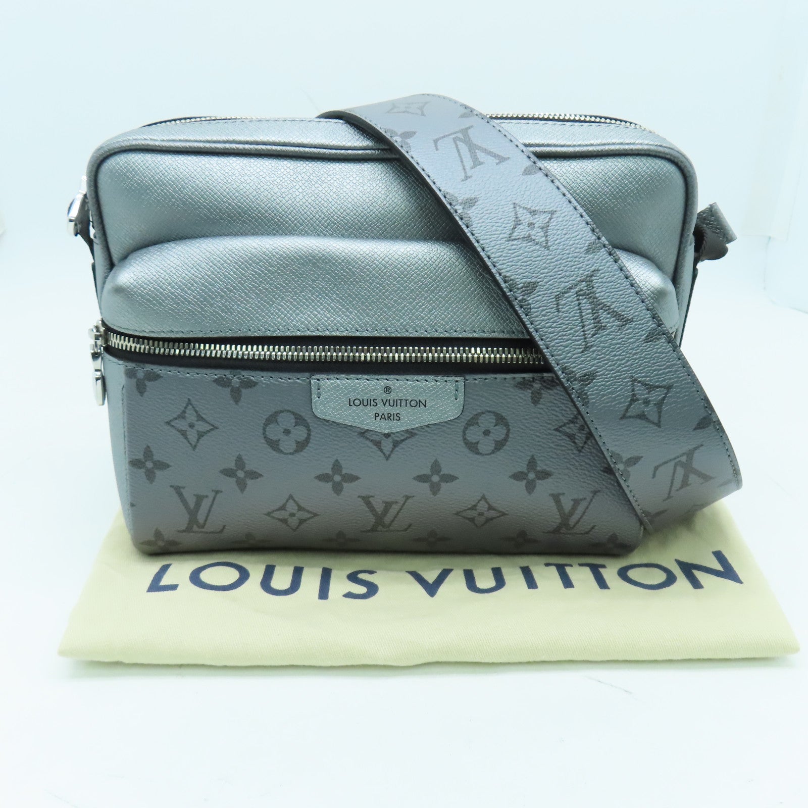 LOUIS VUITTON Taiga Outdoor Messenger銀扣肩背袋銀色