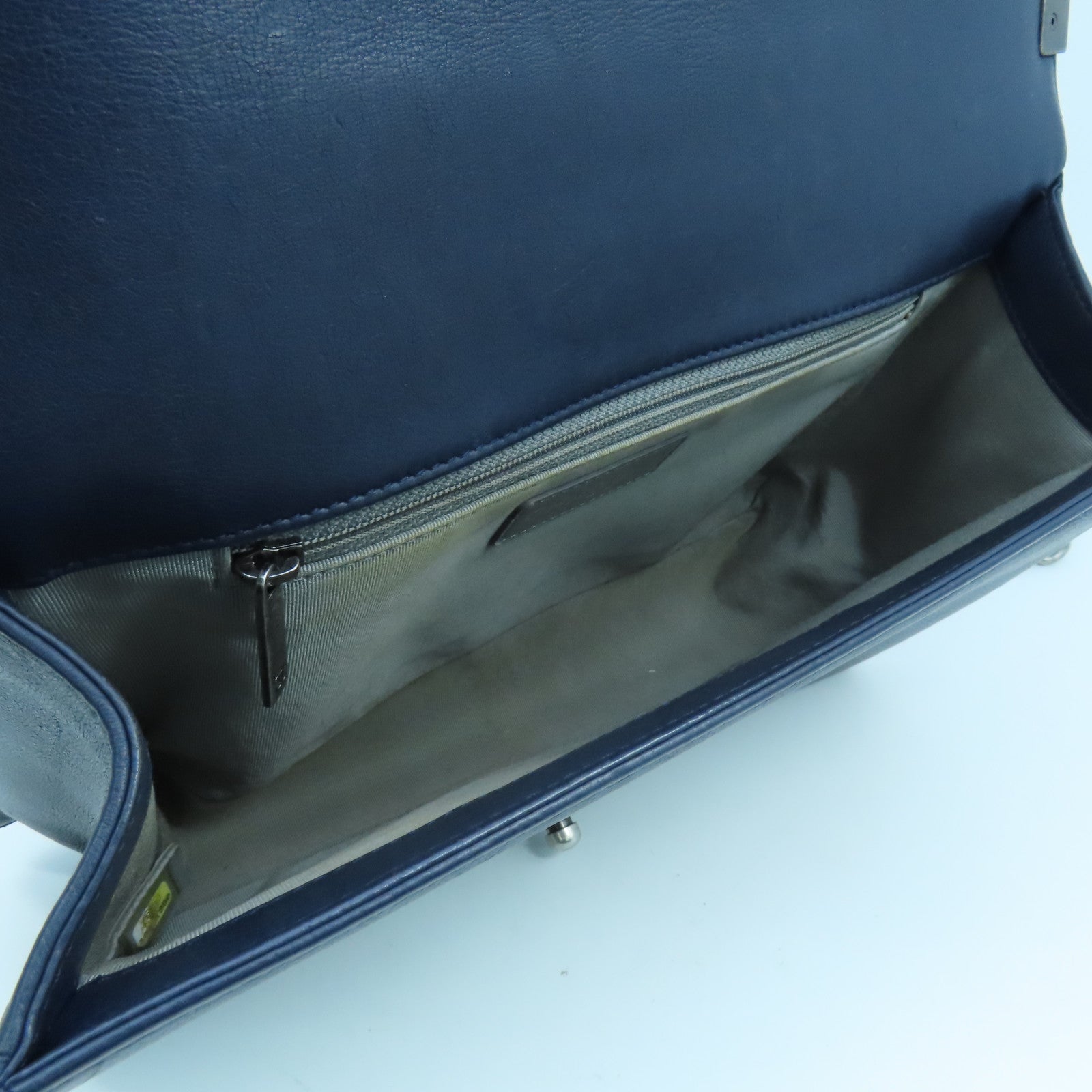 CHANEL rhombic cowhide leather Boy Chanel 28cm silver buckle chain shoulder bag dark blue
