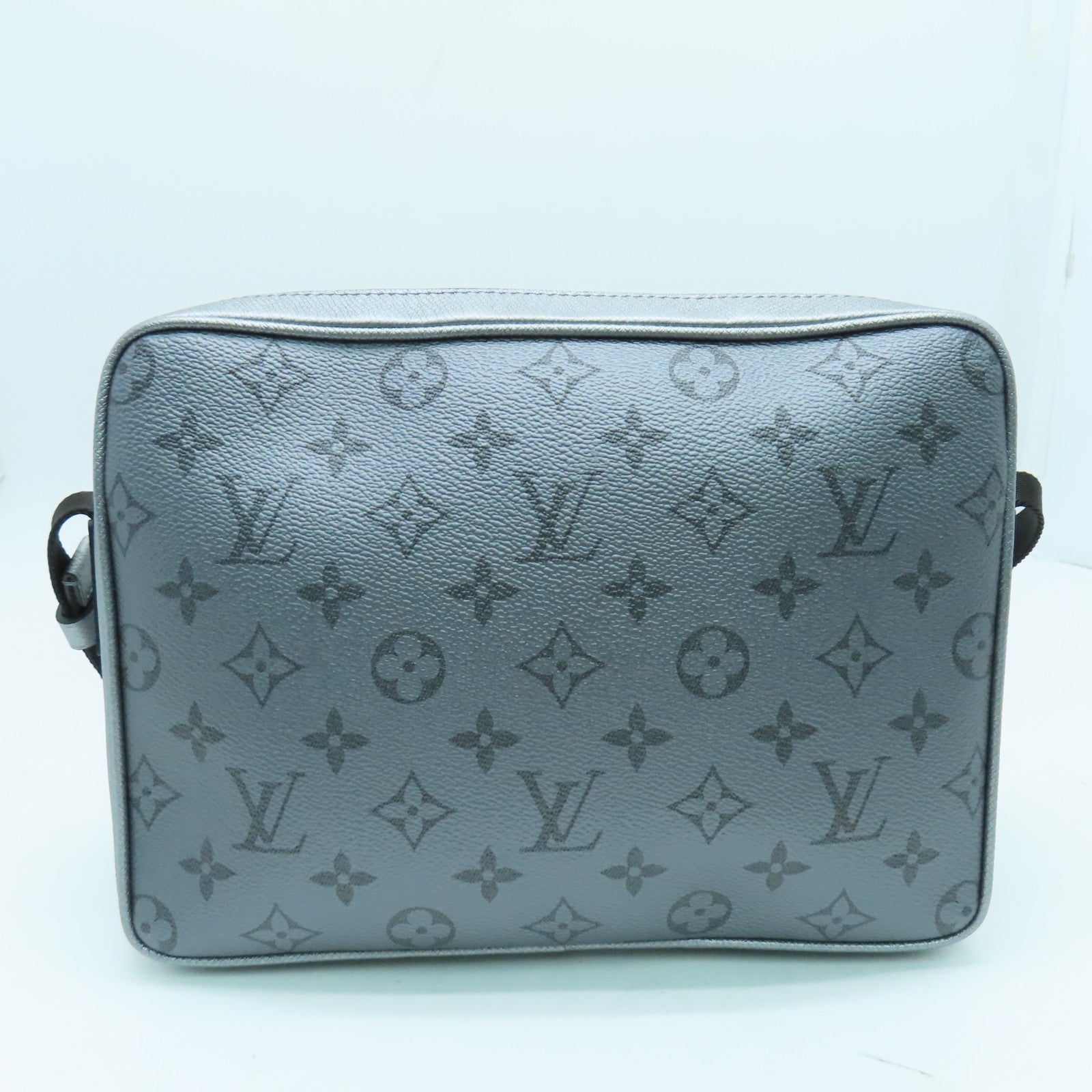 LOUIS VUITTON Taiga Outdoor Messenger銀扣肩背袋銀色
