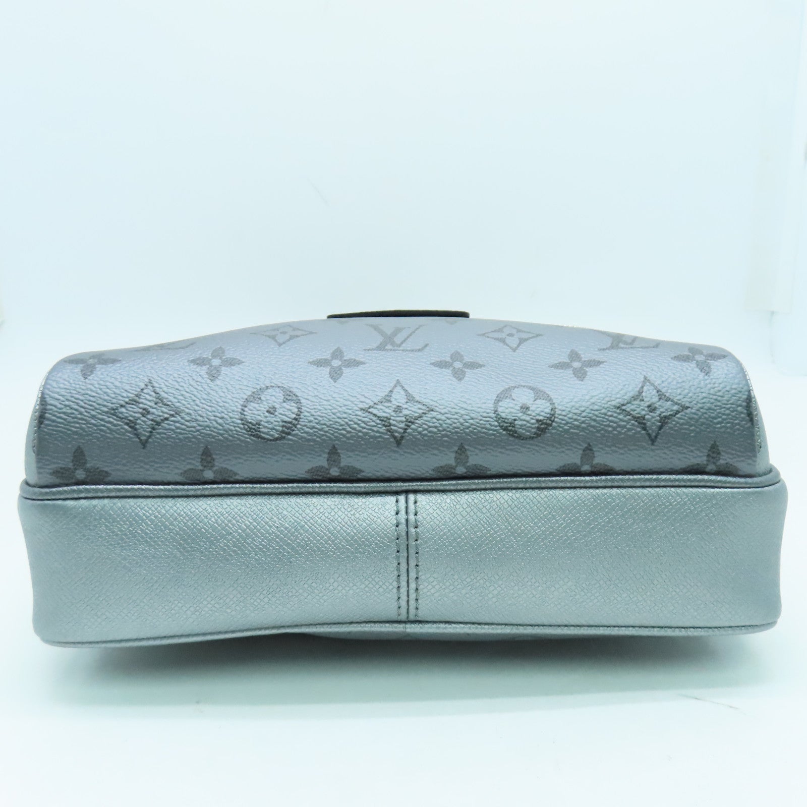 LOUIS VUITTON Taiga Outdoor Messenger銀扣肩背袋銀色