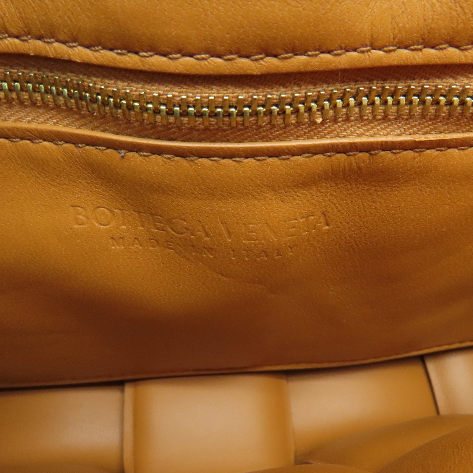 BOTTEGA VENETA 皮革Casstte金扣肩背袋啡色