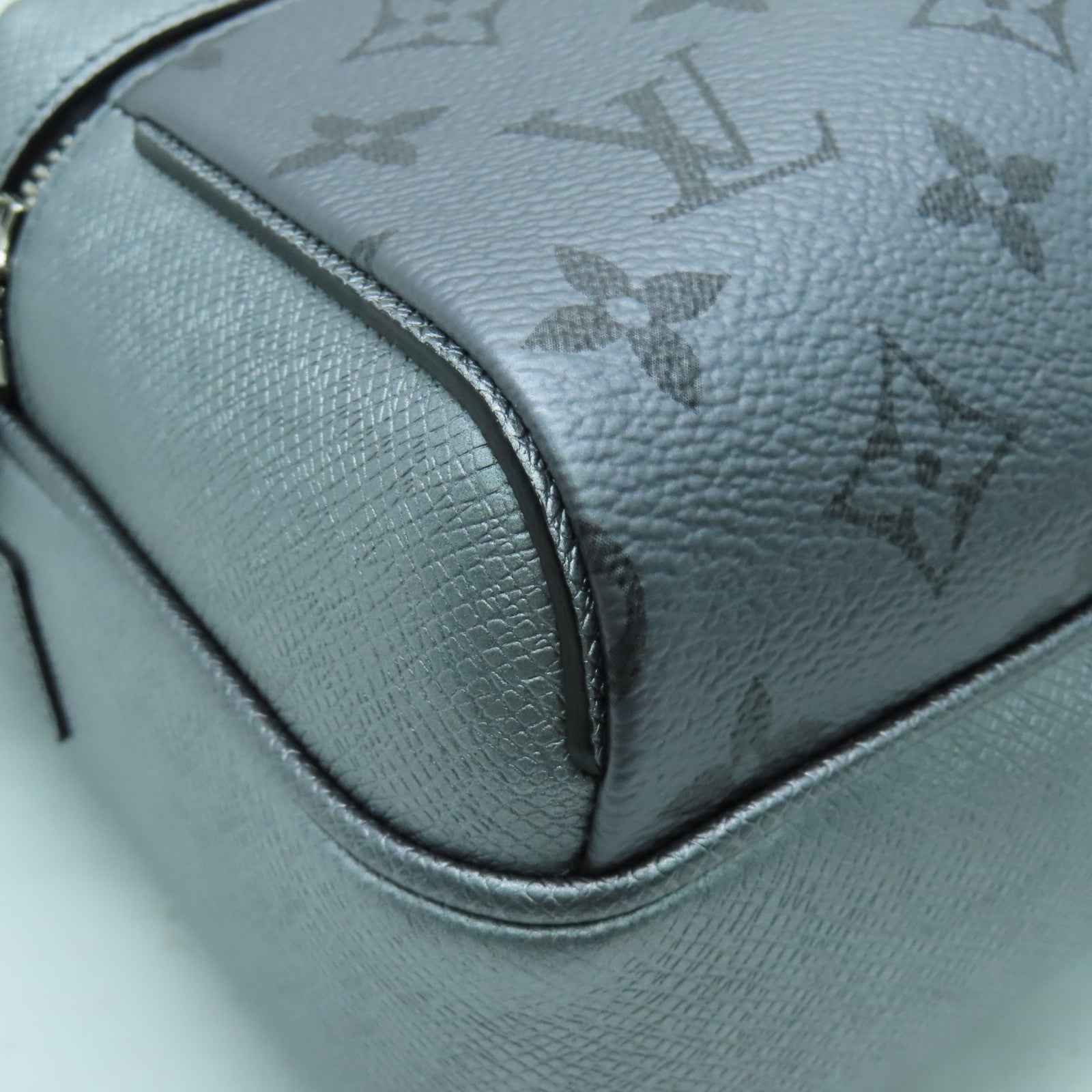 LOUIS VUITTON Taiga Outdoor Messenger銀扣肩背袋銀色