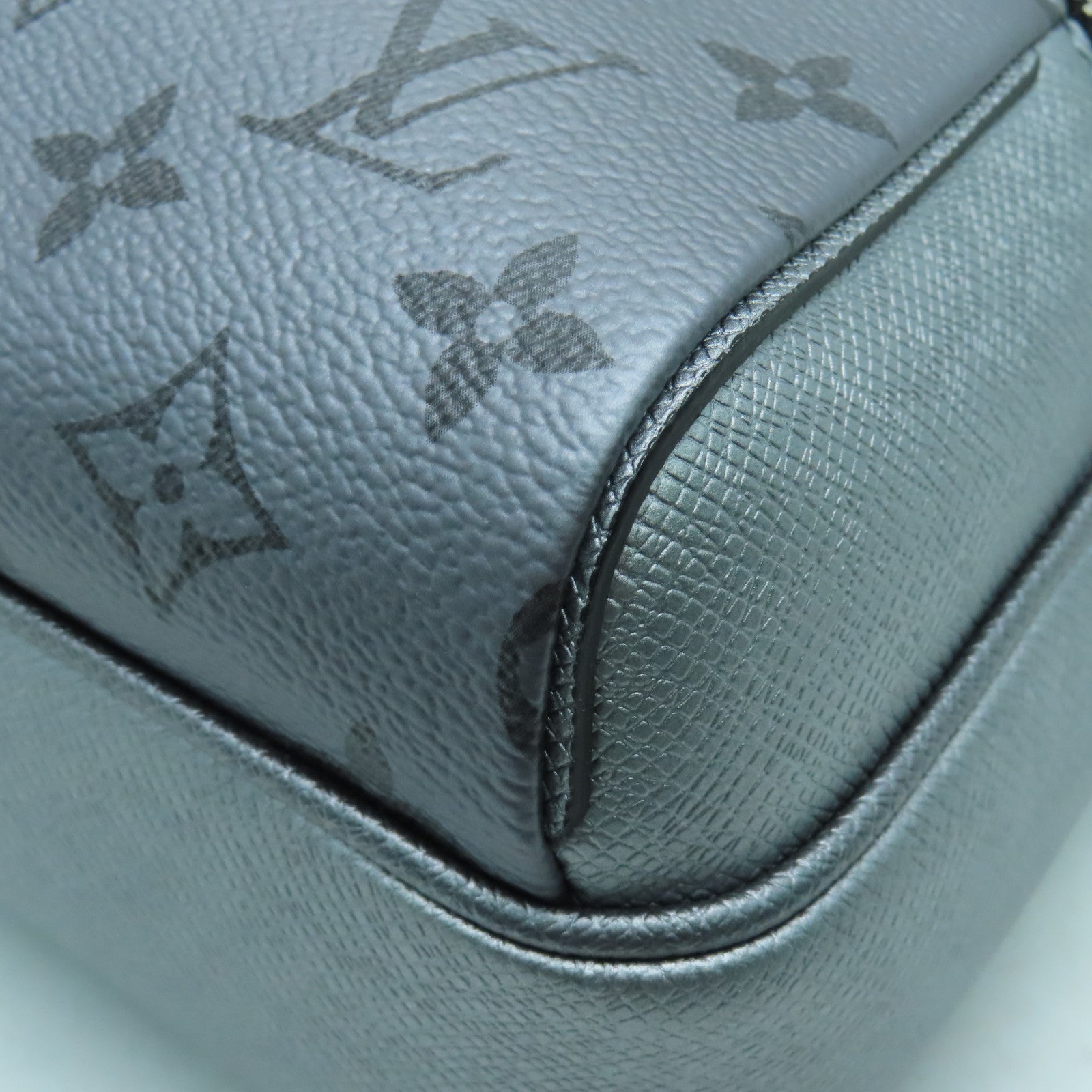 LOUIS VUITTON Taiga Outdoor Messenger銀扣肩背袋銀色